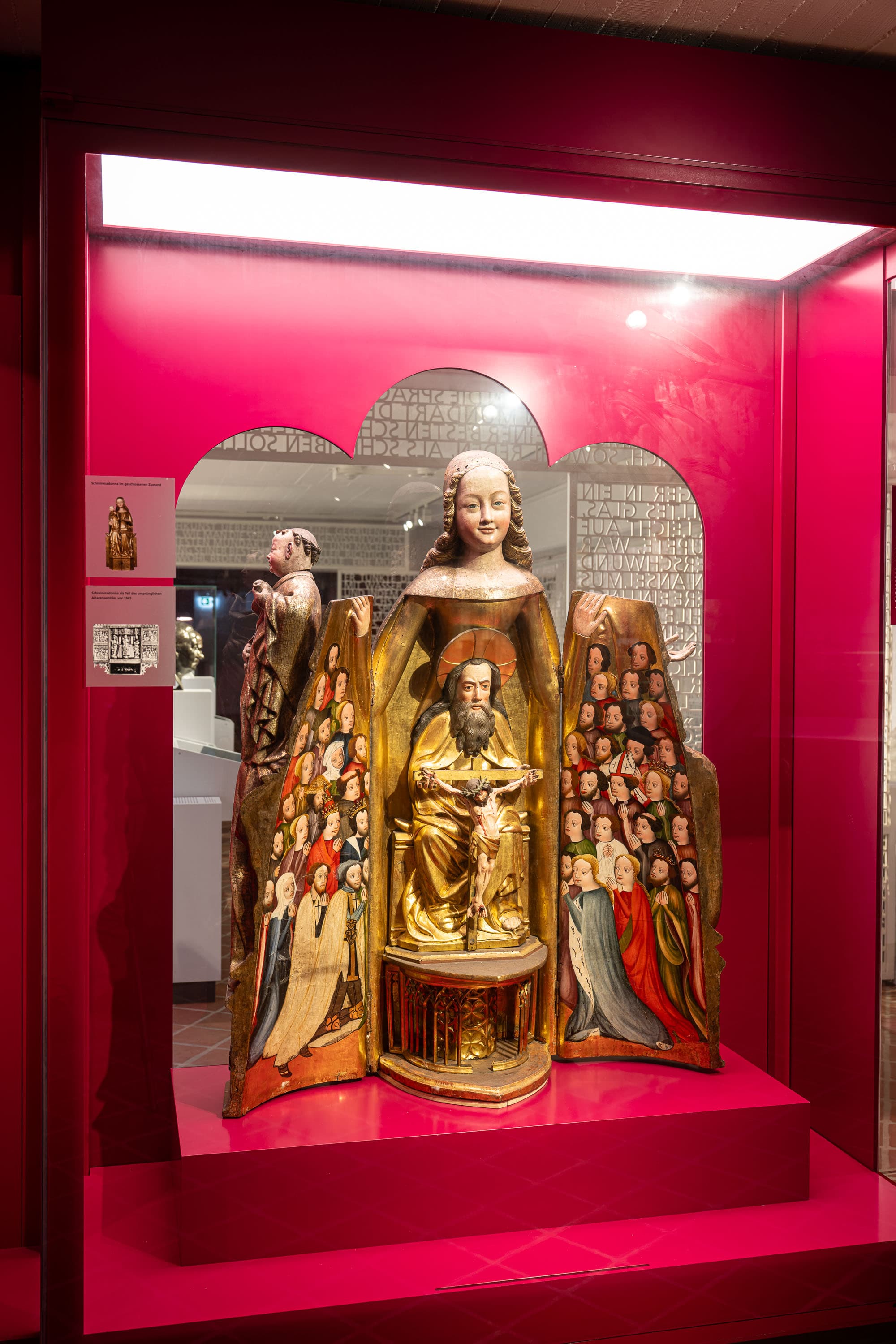 weibliche Heiligenfigur aus Holz