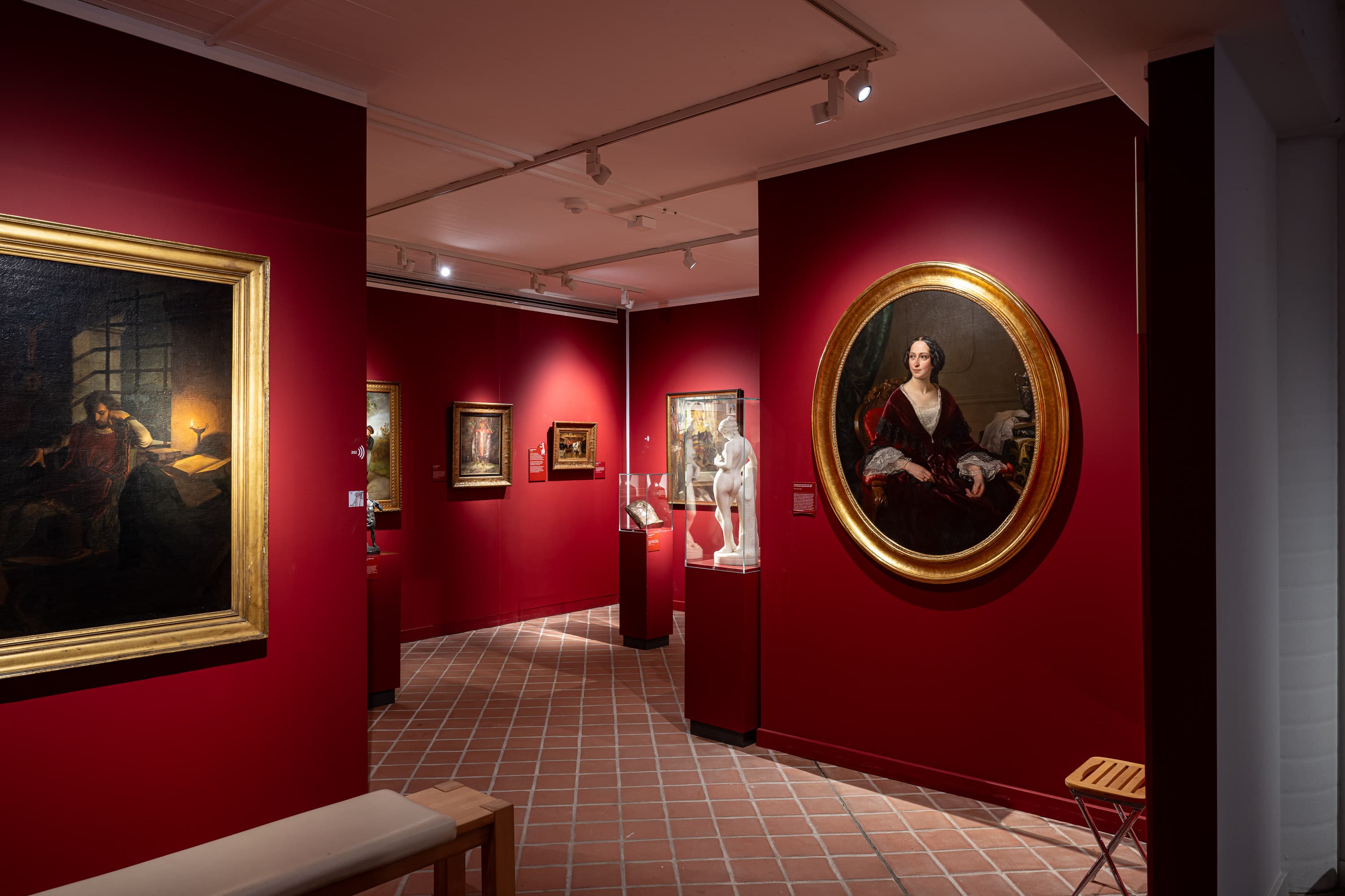 Kunstsaal mit Bildern und Skulpturen ostpreußischer Künstler