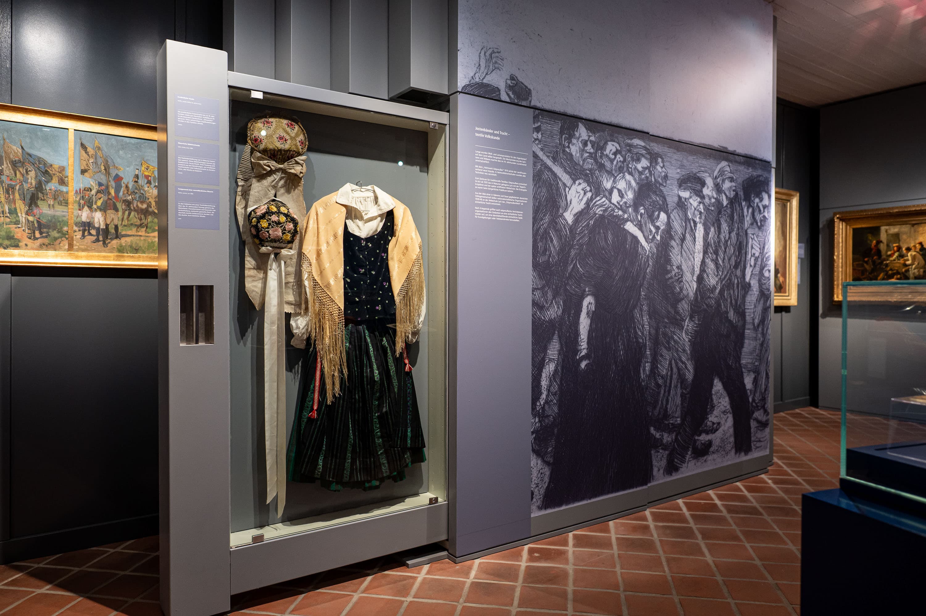 Ausstellungsvitrinen Trachten Ostpreußen