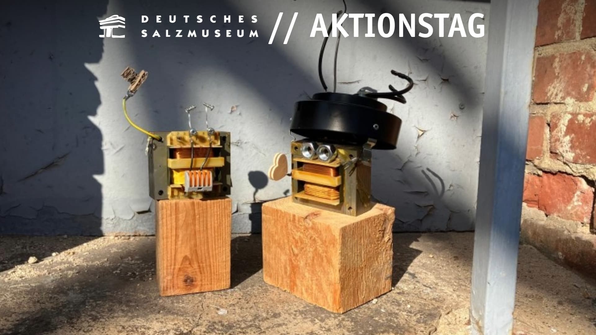 Zwei aus Schrottteilen gebastelte Figuren, die wie Roboter aussehen