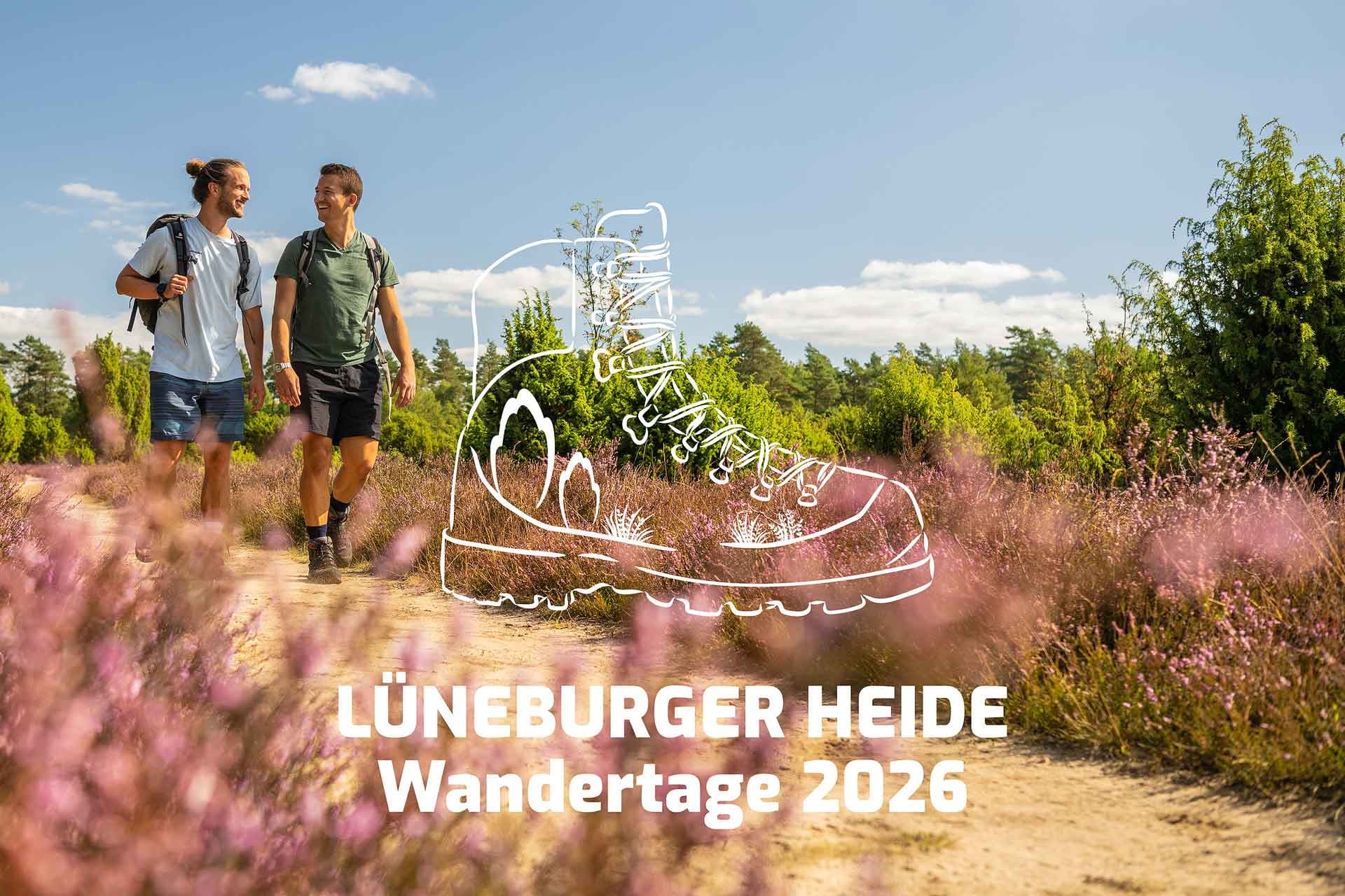 Zwei Wanderer unterwegs durch die Heide bei den Lüneburger Heide Wandertagen 2026