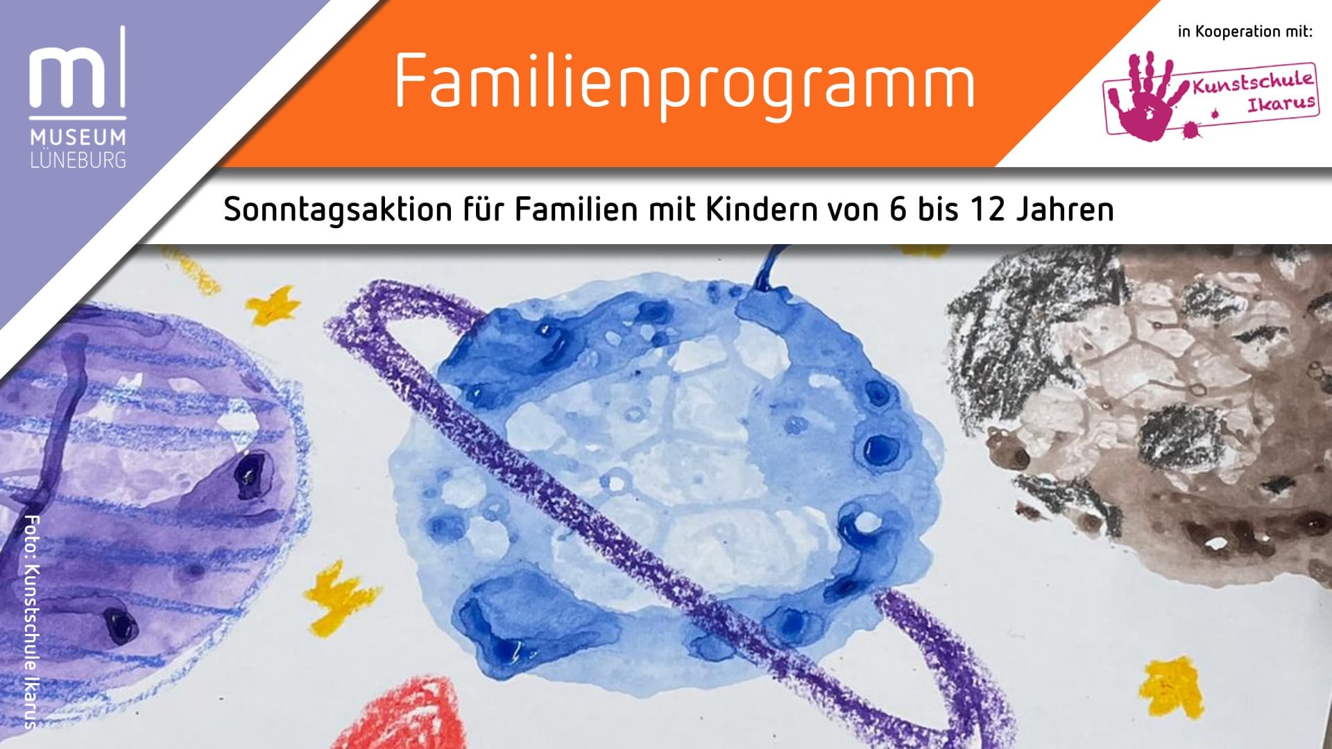Plakat für den Familiensonntag für Familien mit Kindern von 6 bis 12 Jahren im Museum Lüneburg, verziert mit einer bunten Kinderzeichnung von Planeten.