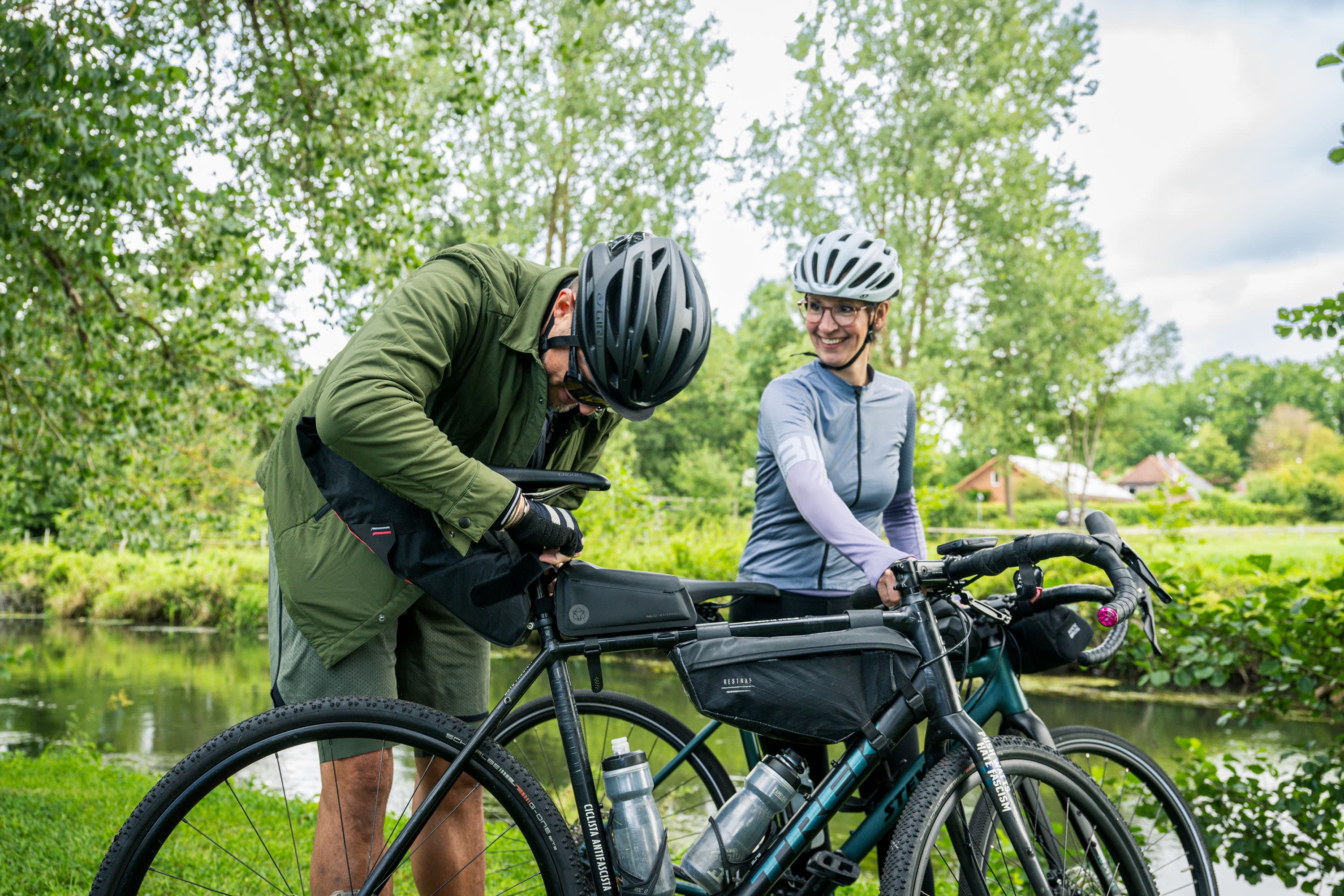 ein Biker-Pärchen bereitet seine Gravelfahrräder für die Tour vor