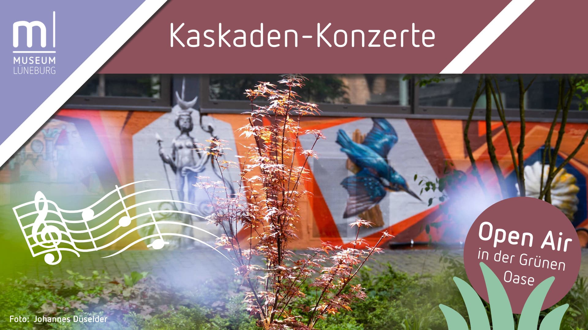 Logo des Museums Lüneburg und Überschrift "Kaskaden-Konzerte", das Bild zeigt den grünen Innenhof des Museums mit Pflanzen und bunten Wandbildern von einem Eisvogel und dem Luna-Brunnen. Untertitel: "Open Air in der Grünen Oase".