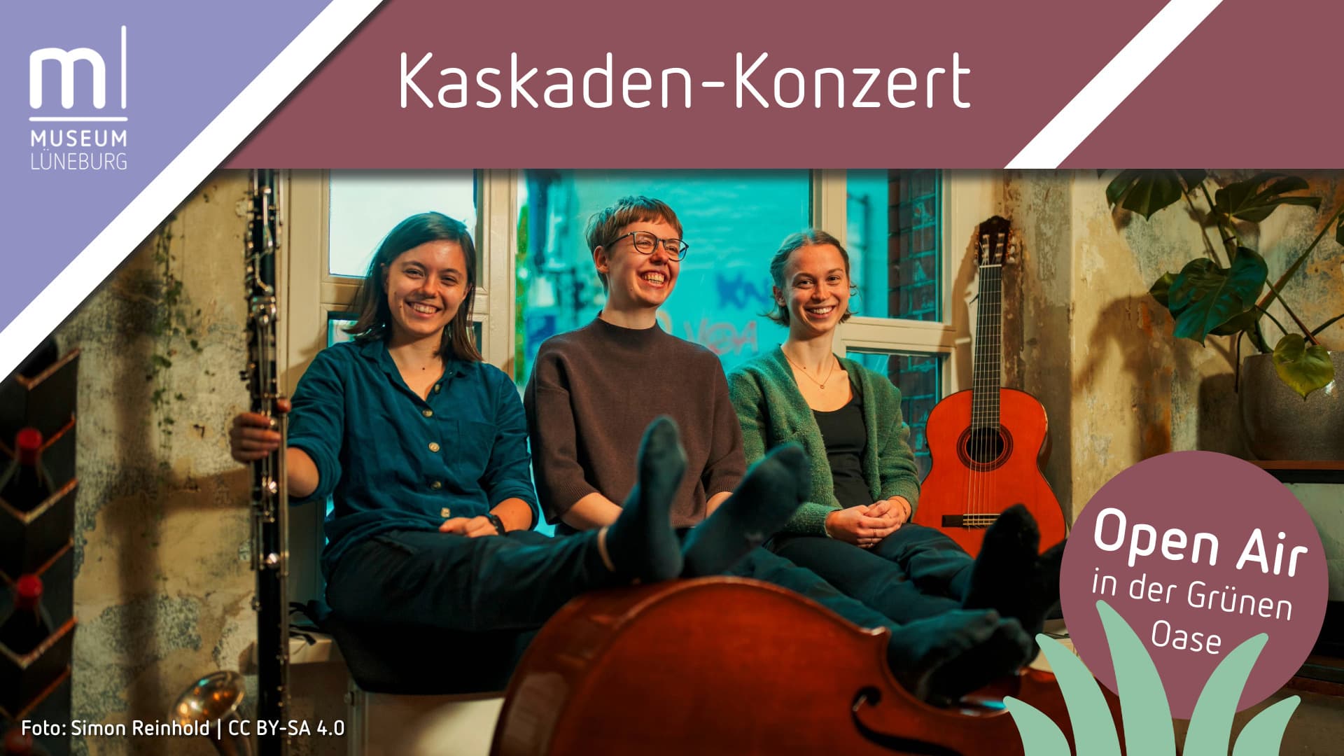 Kaskaden-Konzert im Museum Lüneburg: das Trio "Junait" posiert mit ihren Instrumenten: einer Gitarre, einem Kontrabass und einer Klarinette