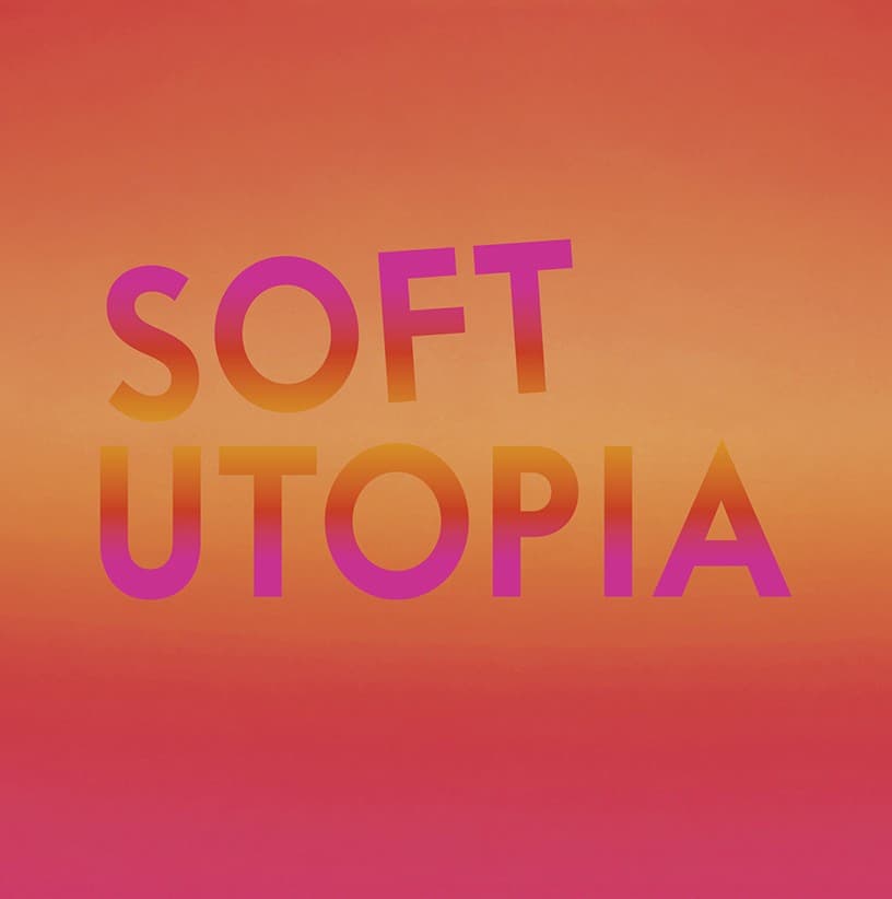 Ausstellungstitel SOFT UTOPIA in pinken und orangen Buchstaben vor einem Farbverlauf.