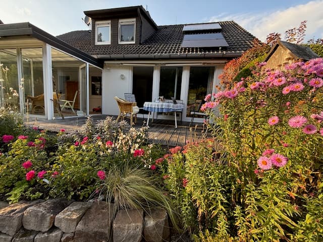 Ferienwohnung Heide-Tukkul Terrasse mit Blumen in Hermannsburg