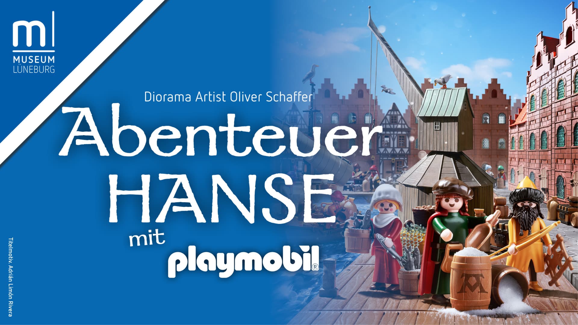 Titelmotiv der Ausstellung mit drei PLAYMOBIL-Figuren auf einem Steg: Ein Hansekaufmann steht mit Handschaufel an einem Salzfass, eine Fischerin hält einen Eimer Heringe in der Hand und ein Jäger mit langem Bart hält einen Pfeil und Bogen. Im Hintergrund ist der Lüneburger Kran am Stint im playmobilisierten Stil zu sehen.