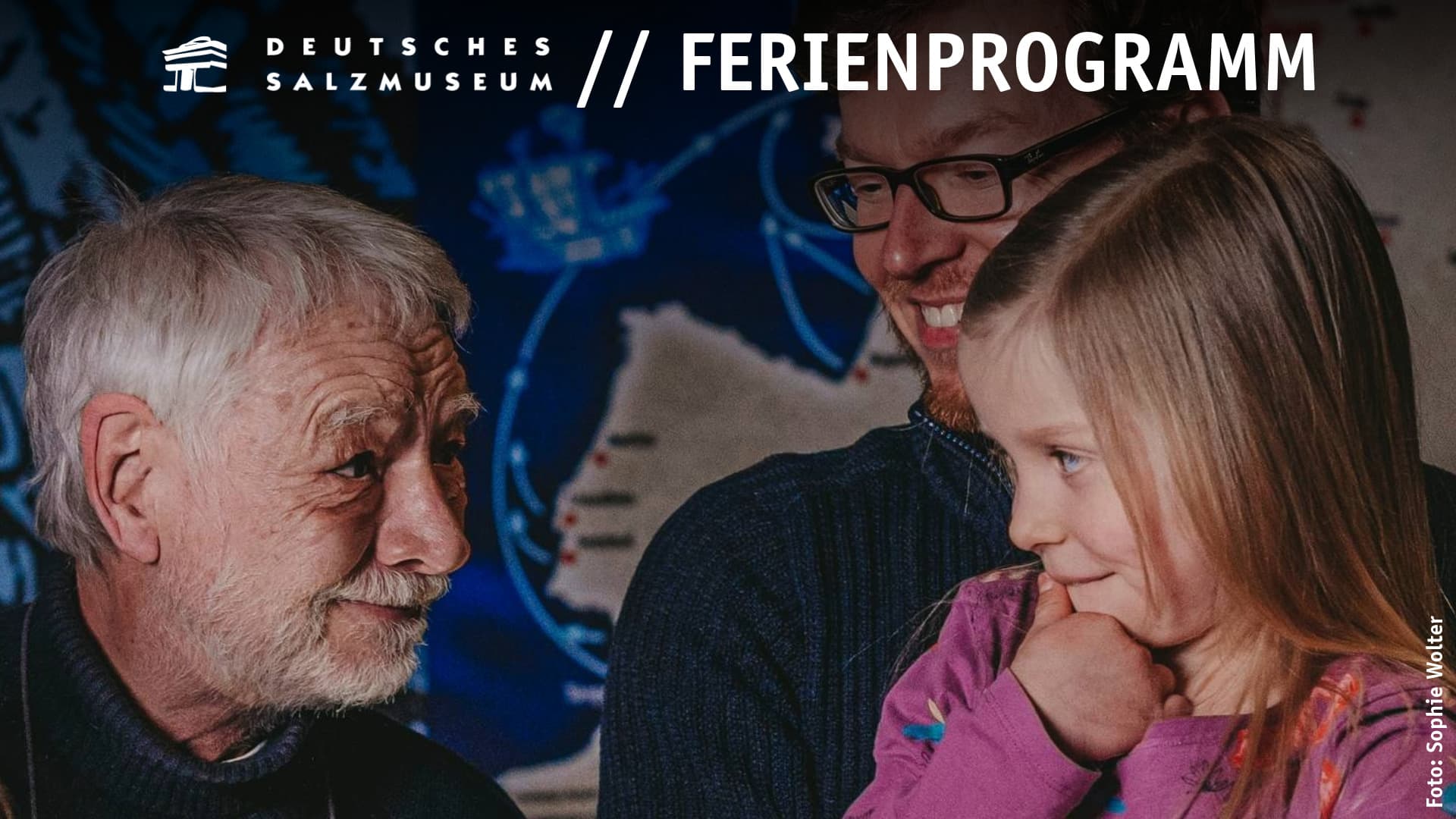 Großvater, Vater und Mädchen im Deutschen Salzmuseum, Überschrift: Ferienprogramm.