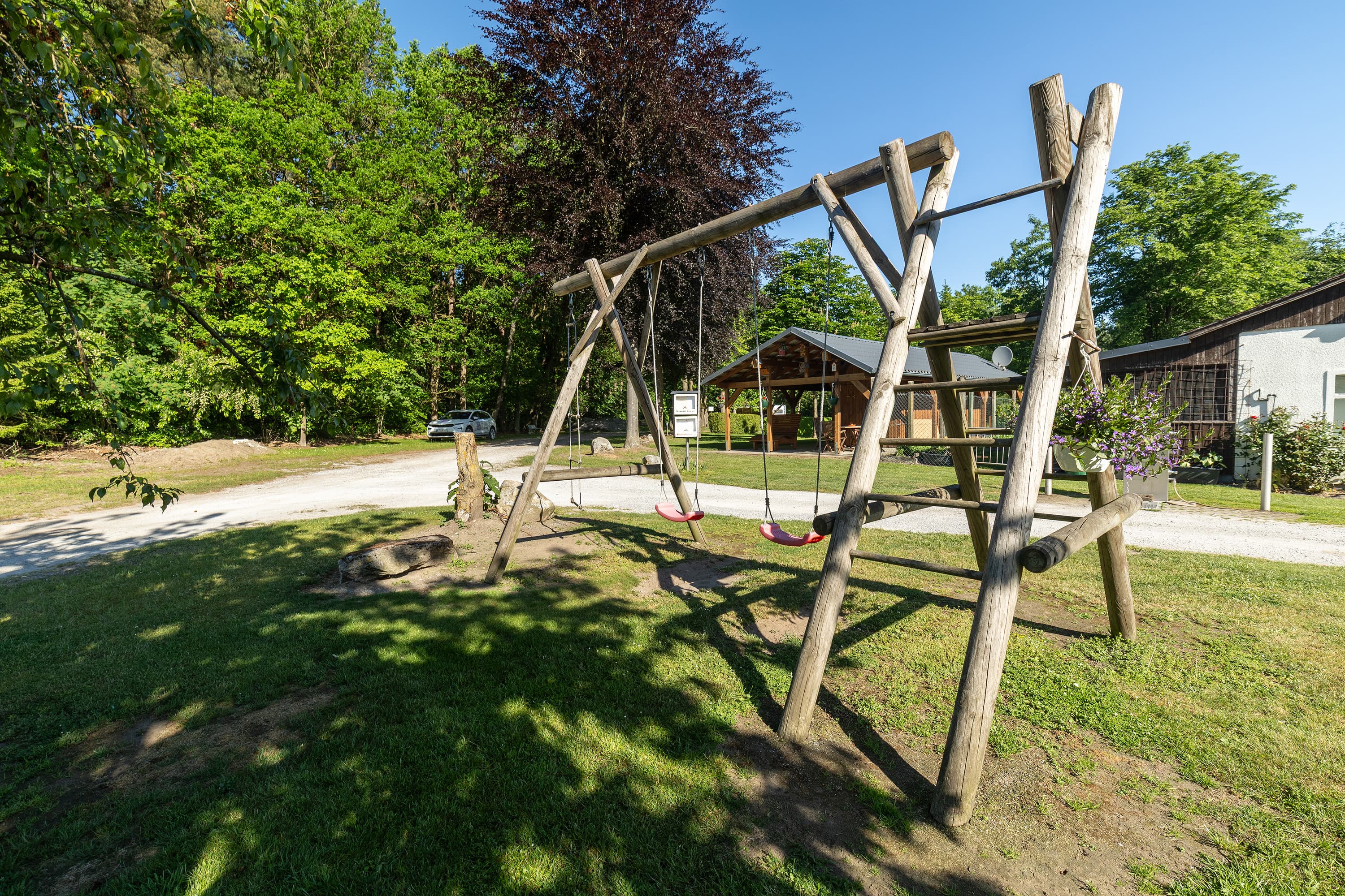Schaukel auf dem Spielplatz des Wohnmobilstellplatzes Zum Becklinger Holz
