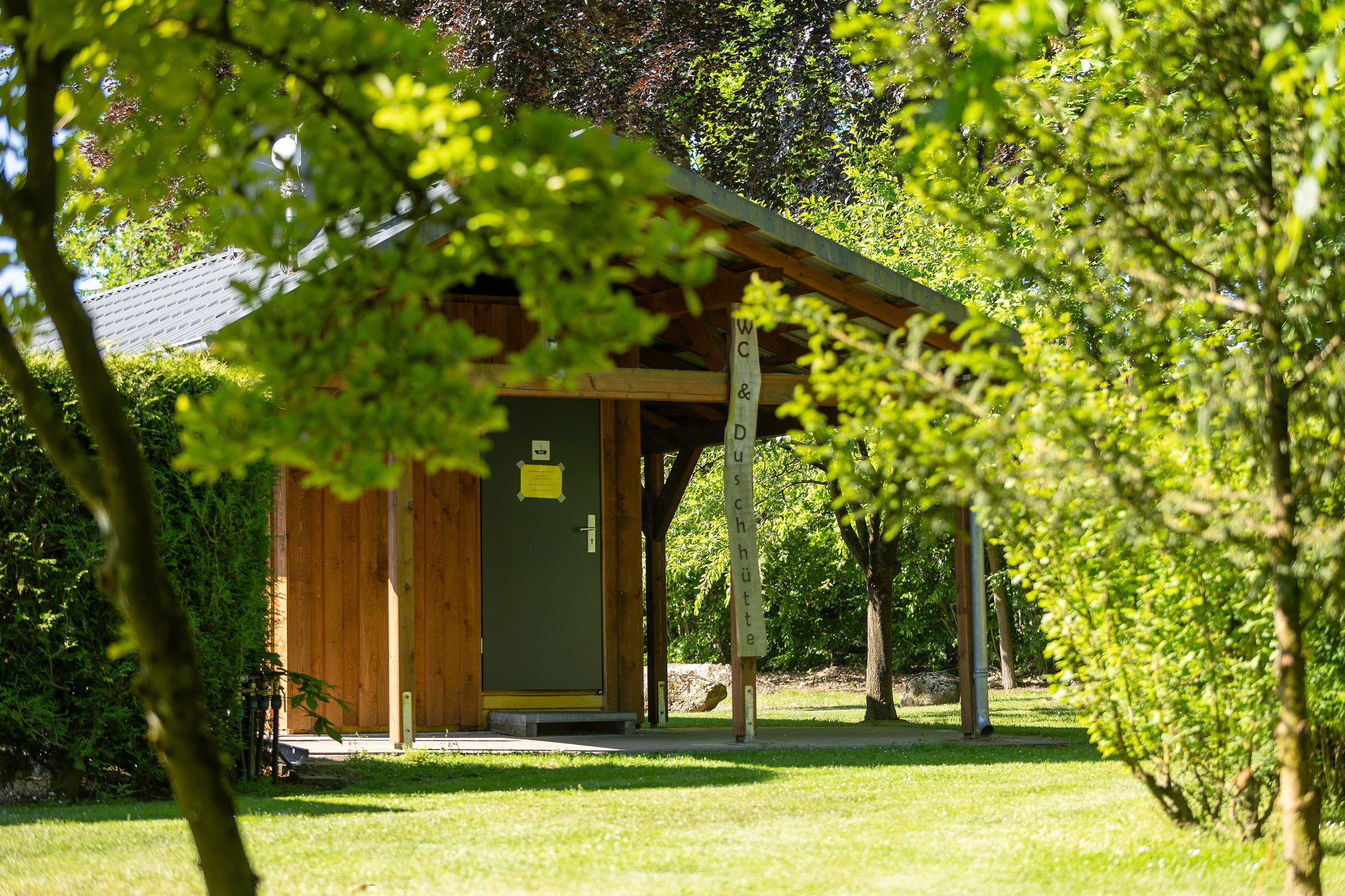 Außenansicht der WC & Duschhütte auf dem Wohnmobilstellplatz Zum Becklinger Holz