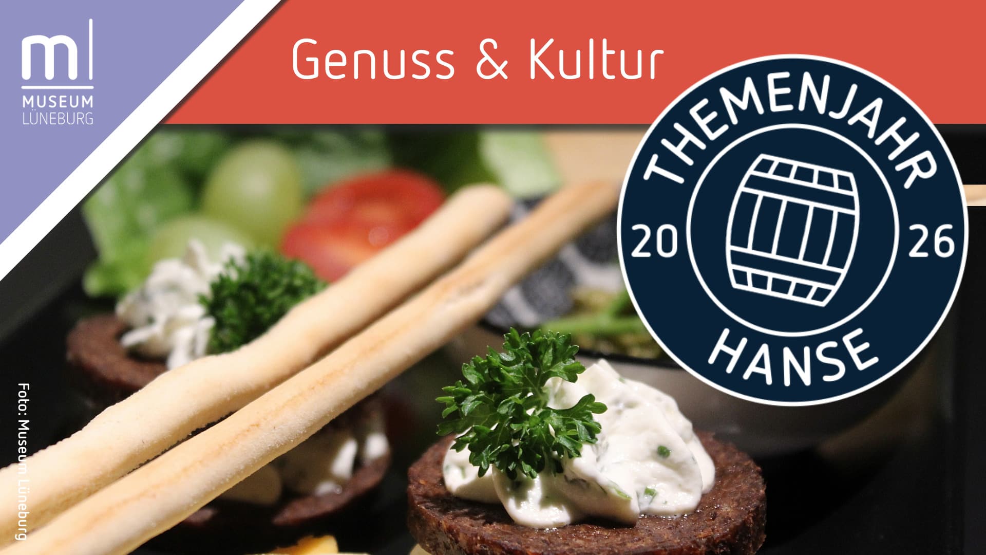 Veranstaltungsgrafik für die Reihe "Genuss & Kultur" / Foto mit Häppchen und Siegel "Themenjahr Hanse 2026" mit einem Holzfass.