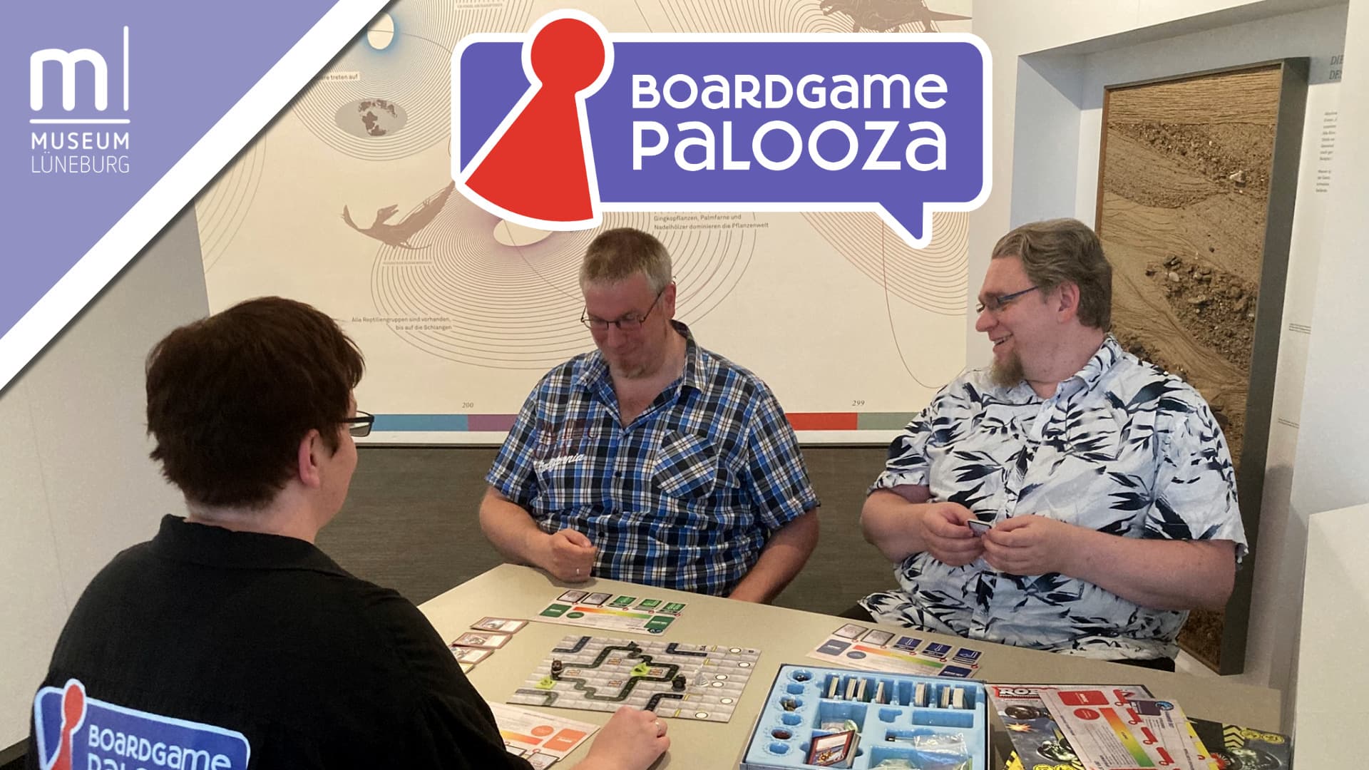 Drei Erwachsene spielen Brettspiele beim Boardgame Palooza im Museum Lüneburg.