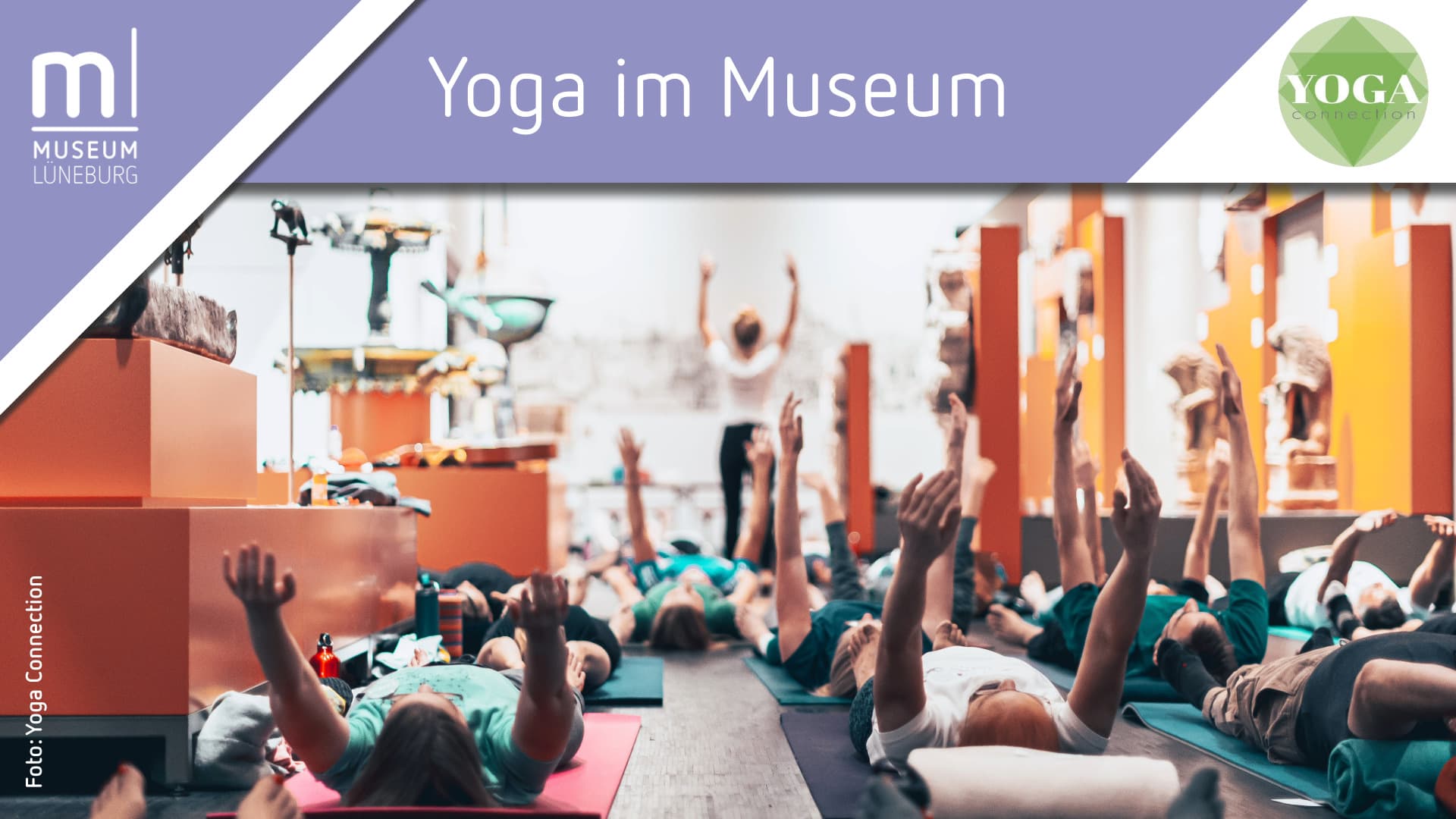 Yoga-Gruppe liegt auf Matten zwischen Ausstellungsstücken im Museum Lüneburg.