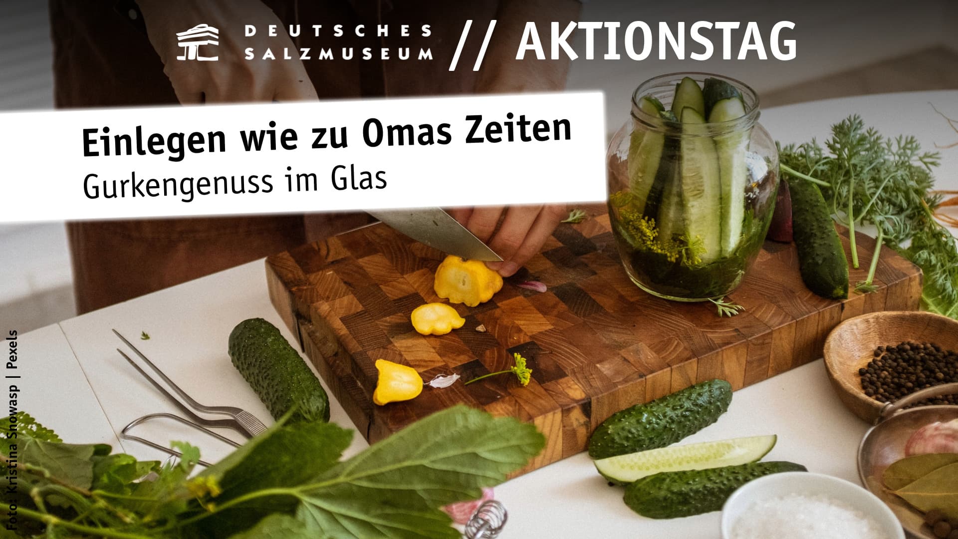Plakat des Deutschen Salzmuseums zum Gurkeneinlegen mit Glas, Gurken und Gewürzen.