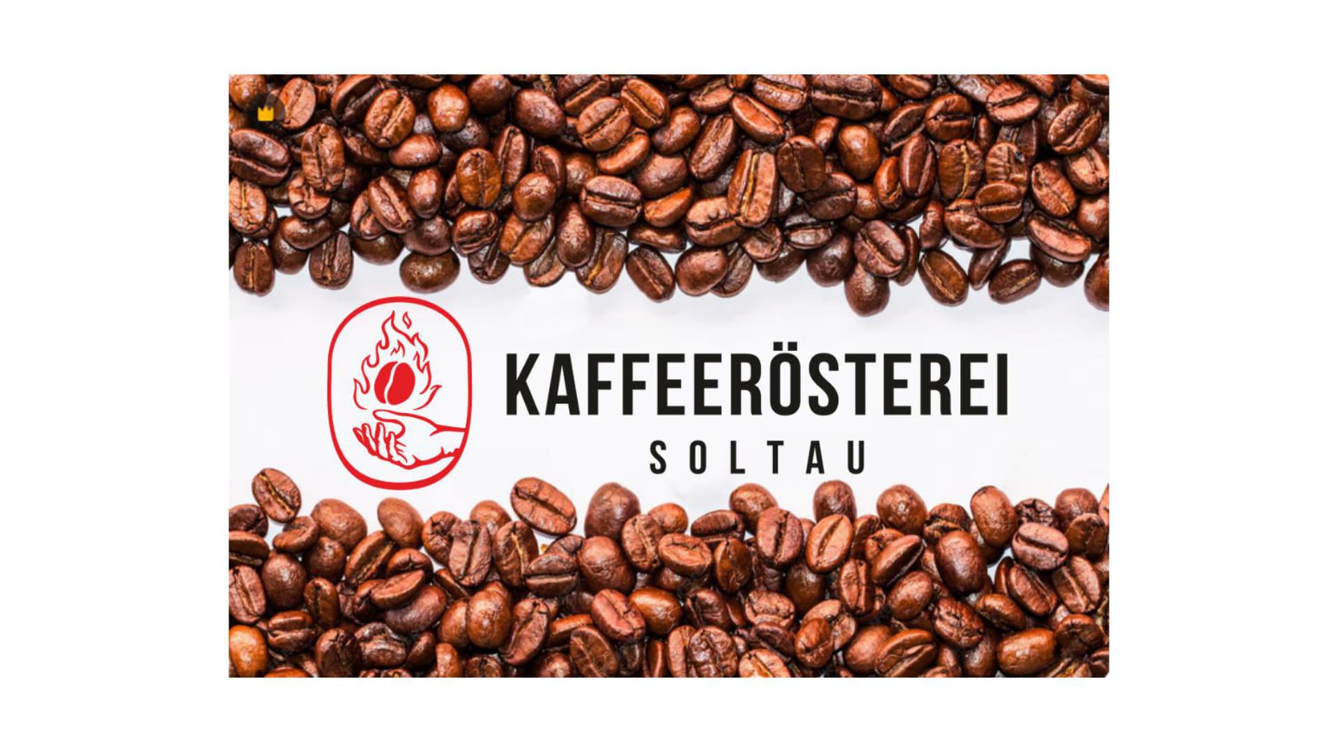 Logo der Kaffeerösterei Soltau zwischen gerösteten Kaffeebohnen.