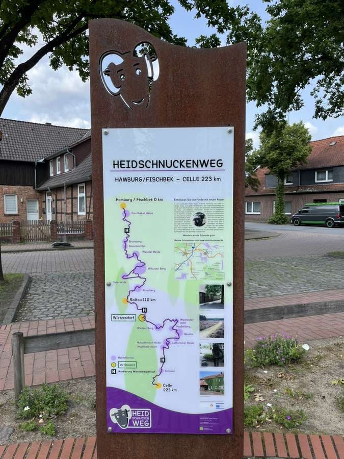 Infotafel des Wanderwegs Heidschnuckenweg mit Karte im Ort Wietzendorf