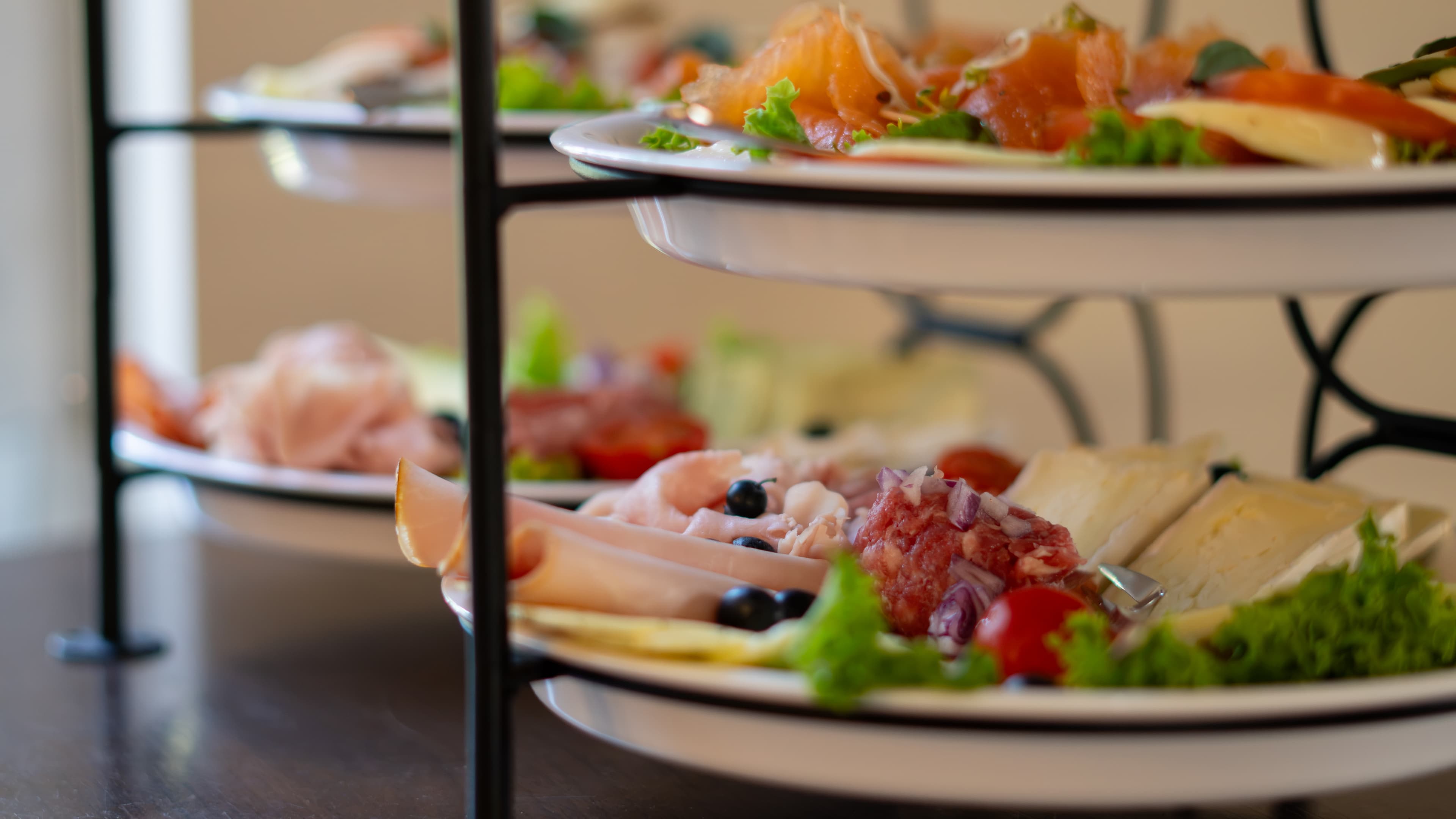 Herzhafte Frühstücksetagere mit Käse, Aufschnitt, Lachs und Salat im Café Alte Sägerei