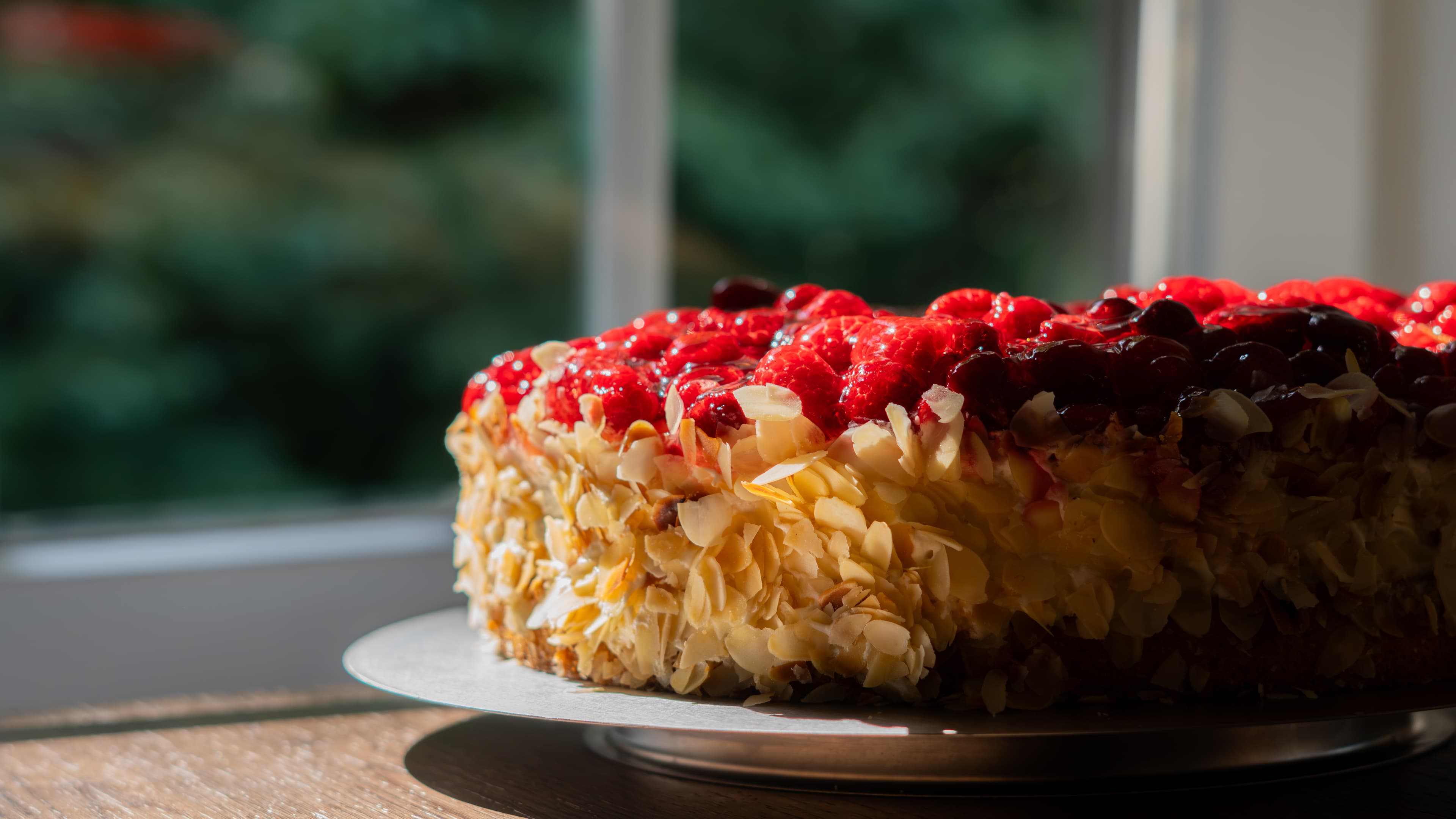 Beerentorte mit Himbeeren und Mandelblättchen im Café Alte Sägerei