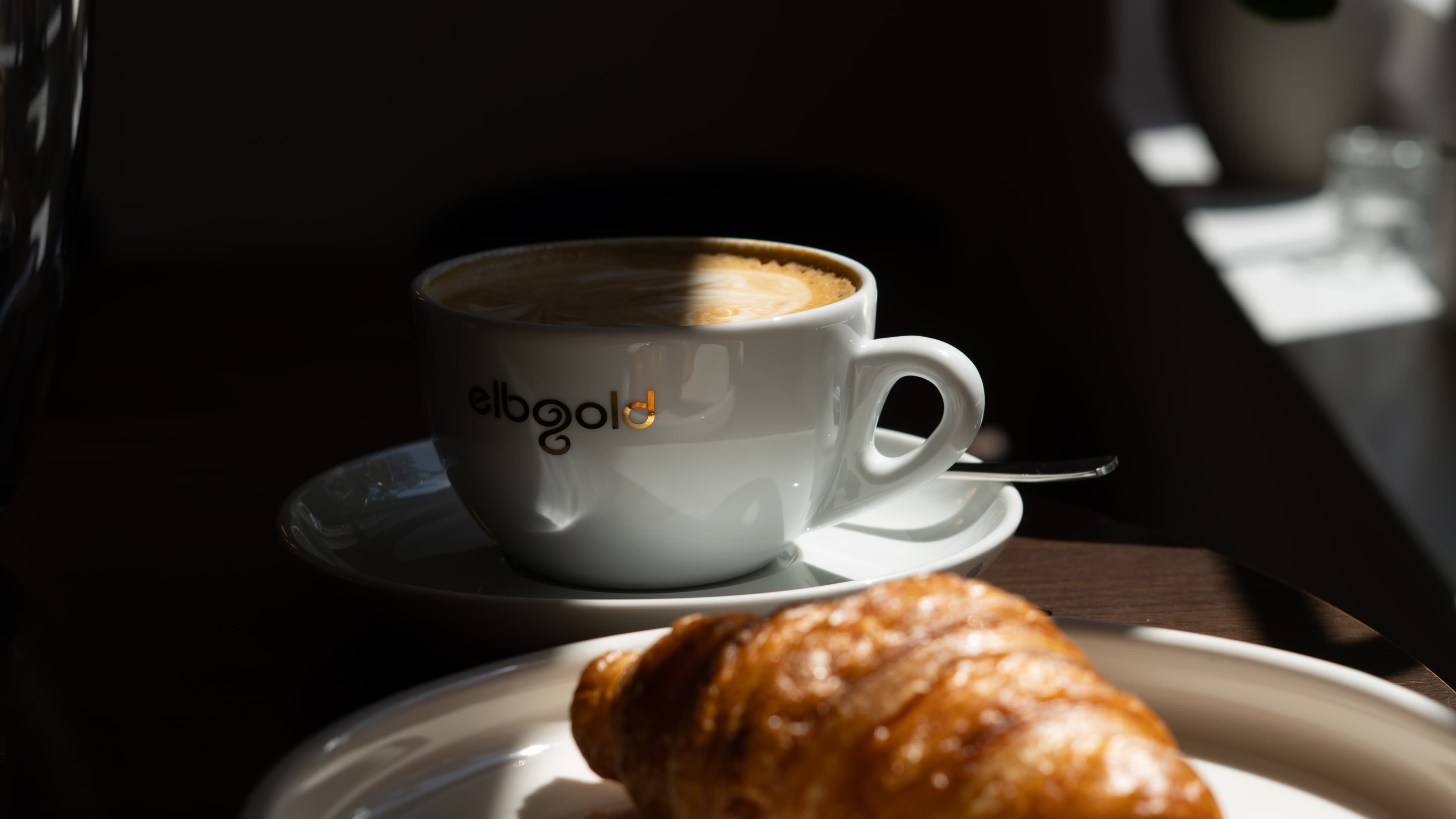 Tasse Kaffee mit Croissant im Café Alte Sägerei in Jesteburg