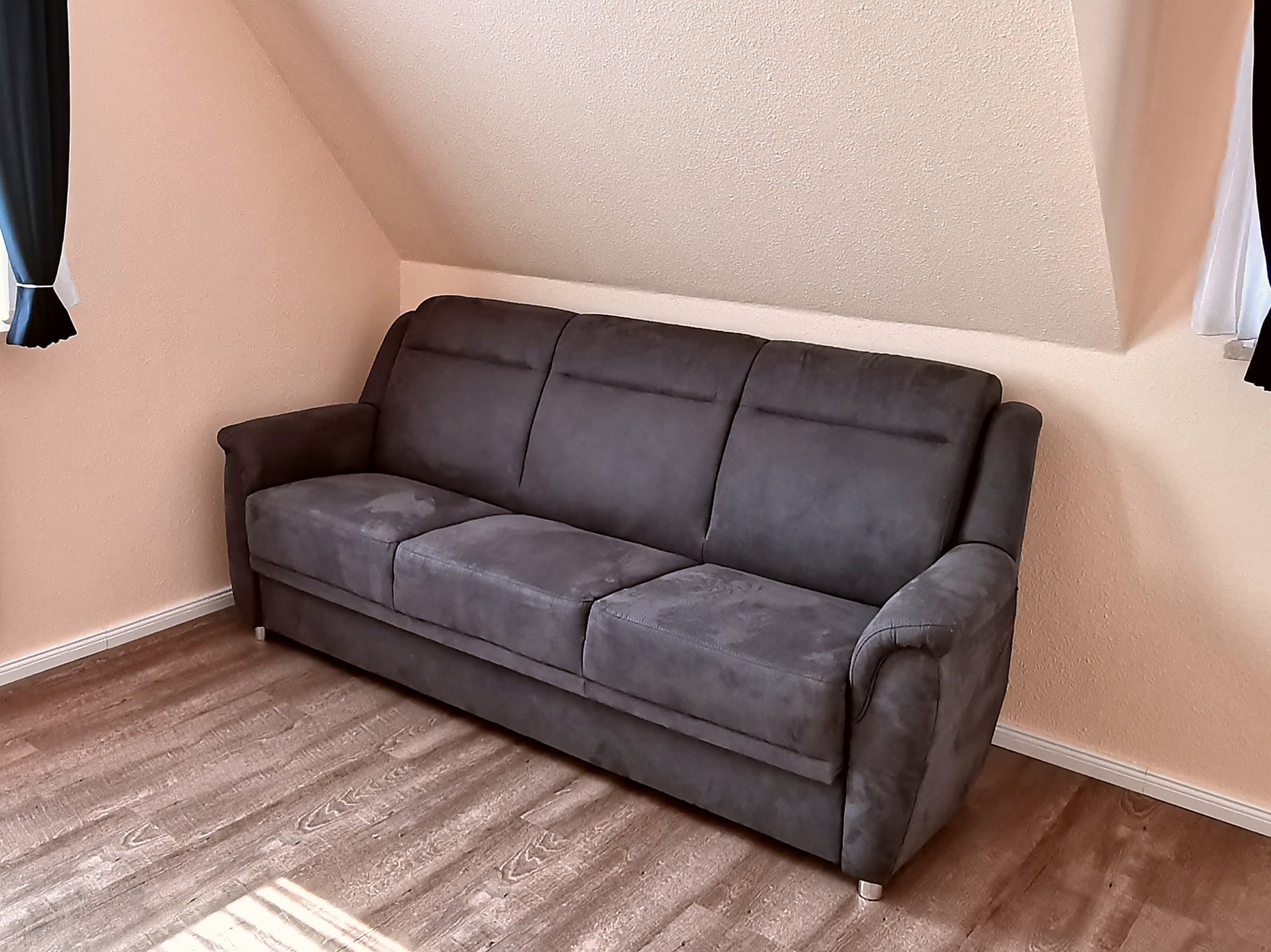 Ein einladender Eingangsbereich mit einem Spiegel und einem Holztablett. An der Wand hängt ein Willkommensschild, und im Hintergrund ist ein Fernseher mit dem Logo von Star Wars zu sehen.