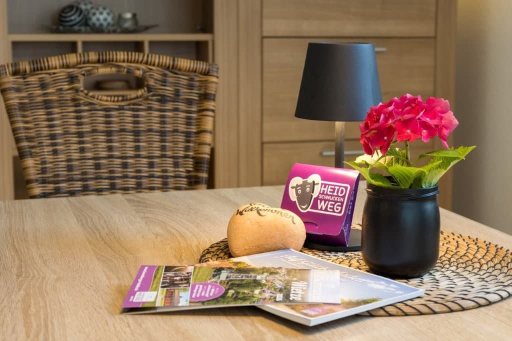 Ferienwohnung Constabel Wohnbereich mit Deko in Wieckenberg