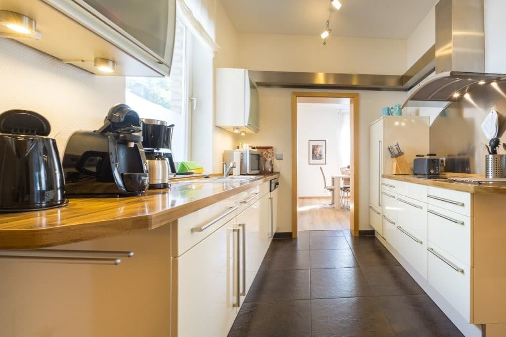 Ferienwohnung Constabel Küche mit Blick zum Esszimmer in Wieckenberg