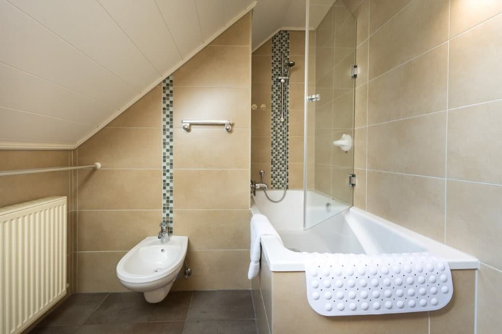 Ferienwohnung Constabel Badezimmer oben mit Badewanne in Wieckenberg.