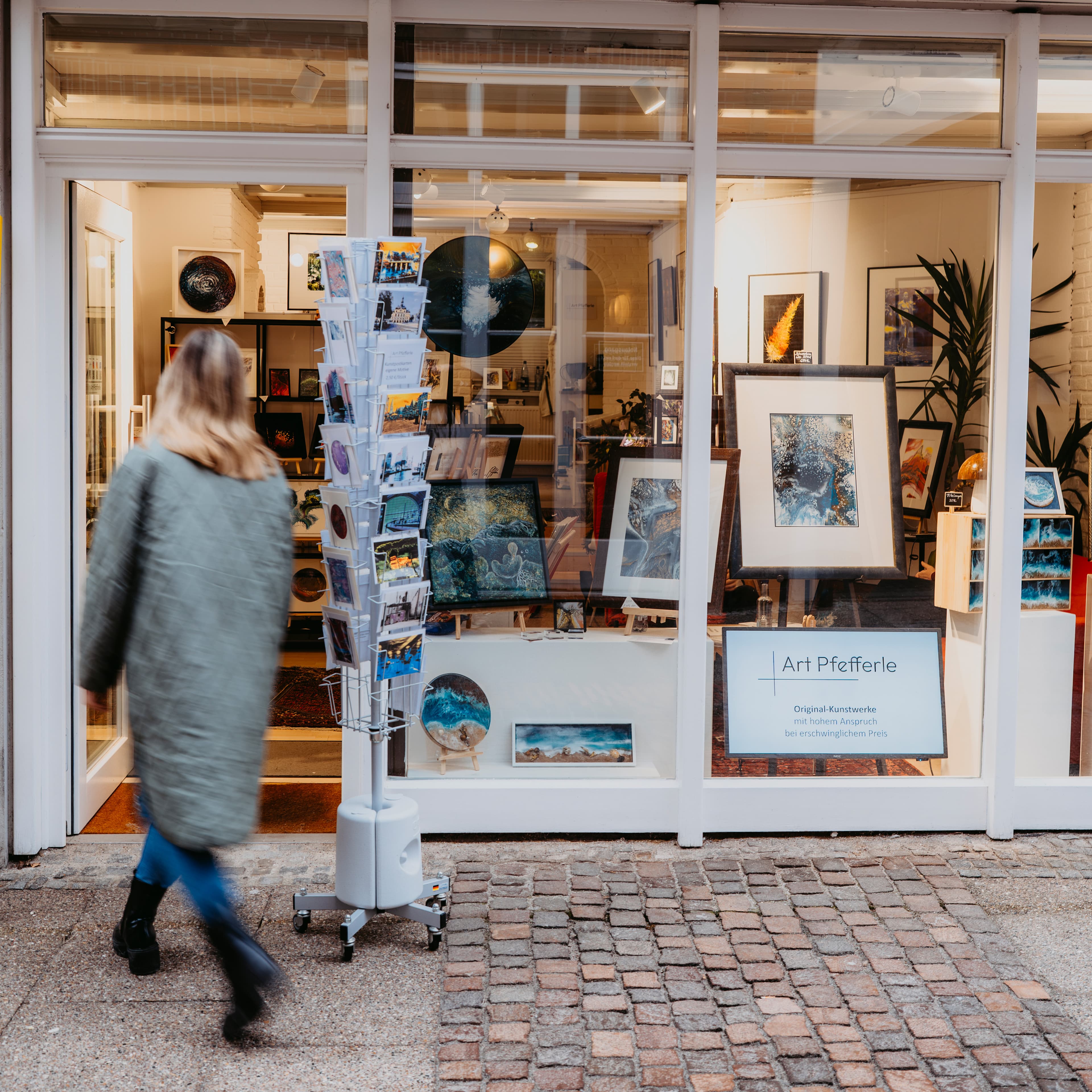 Außen-Ansicht Atelier mit Besucherin