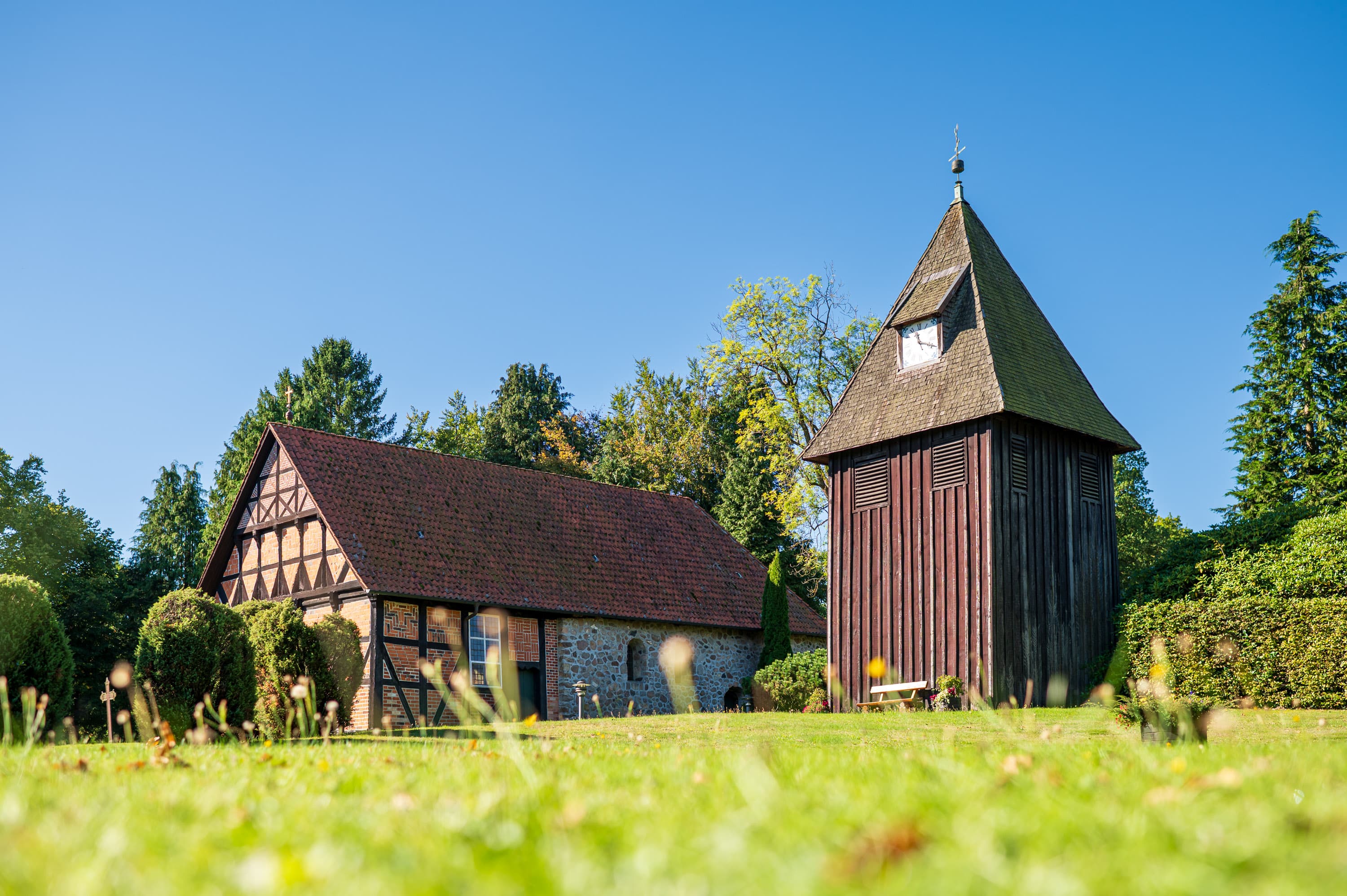 Im Ortszentrum von Undeloh steht die historische Kirche