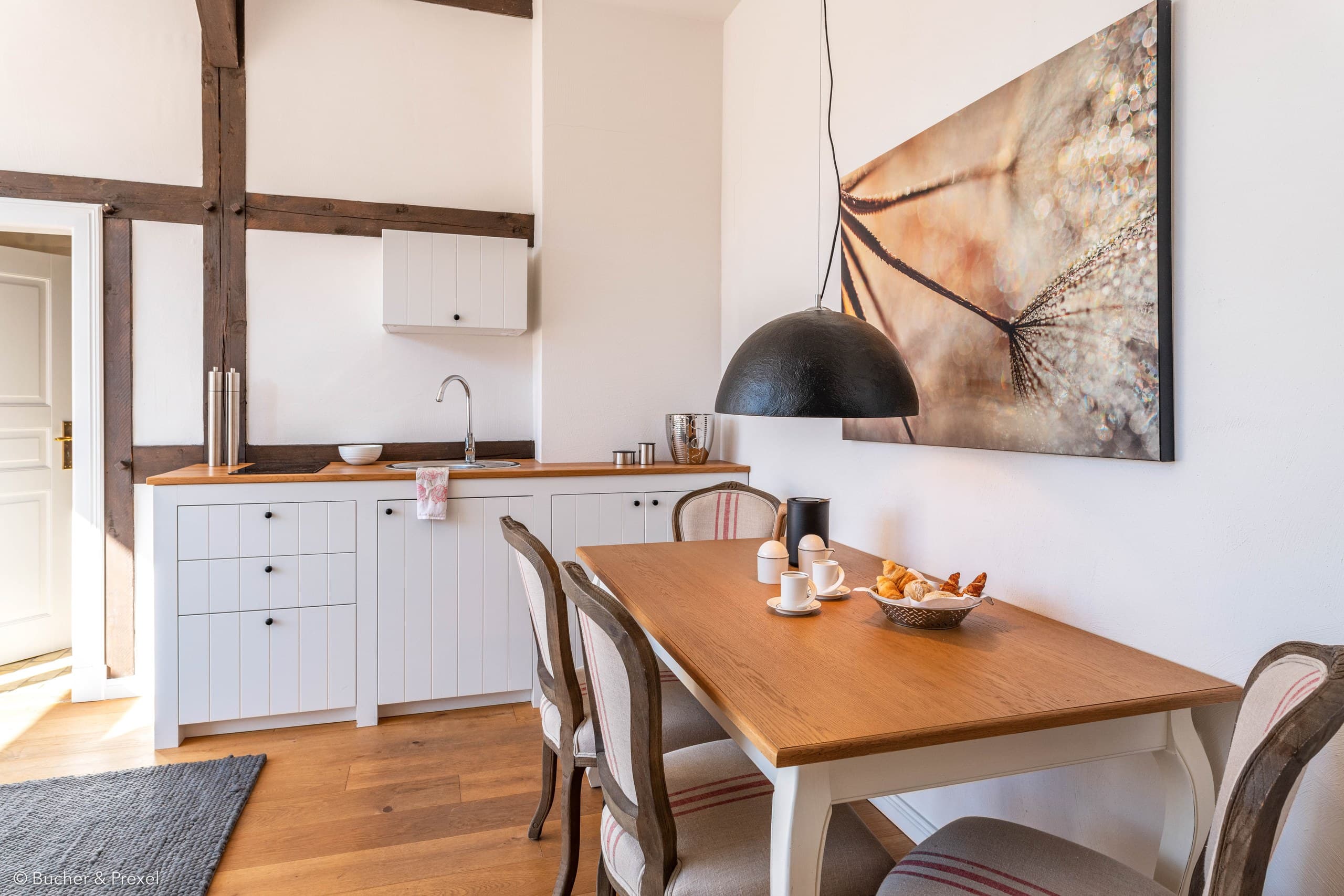 Küchenzeile und Esstisch mit vier Stühlen in Apartment I auf dem HofGut Bockelkathen