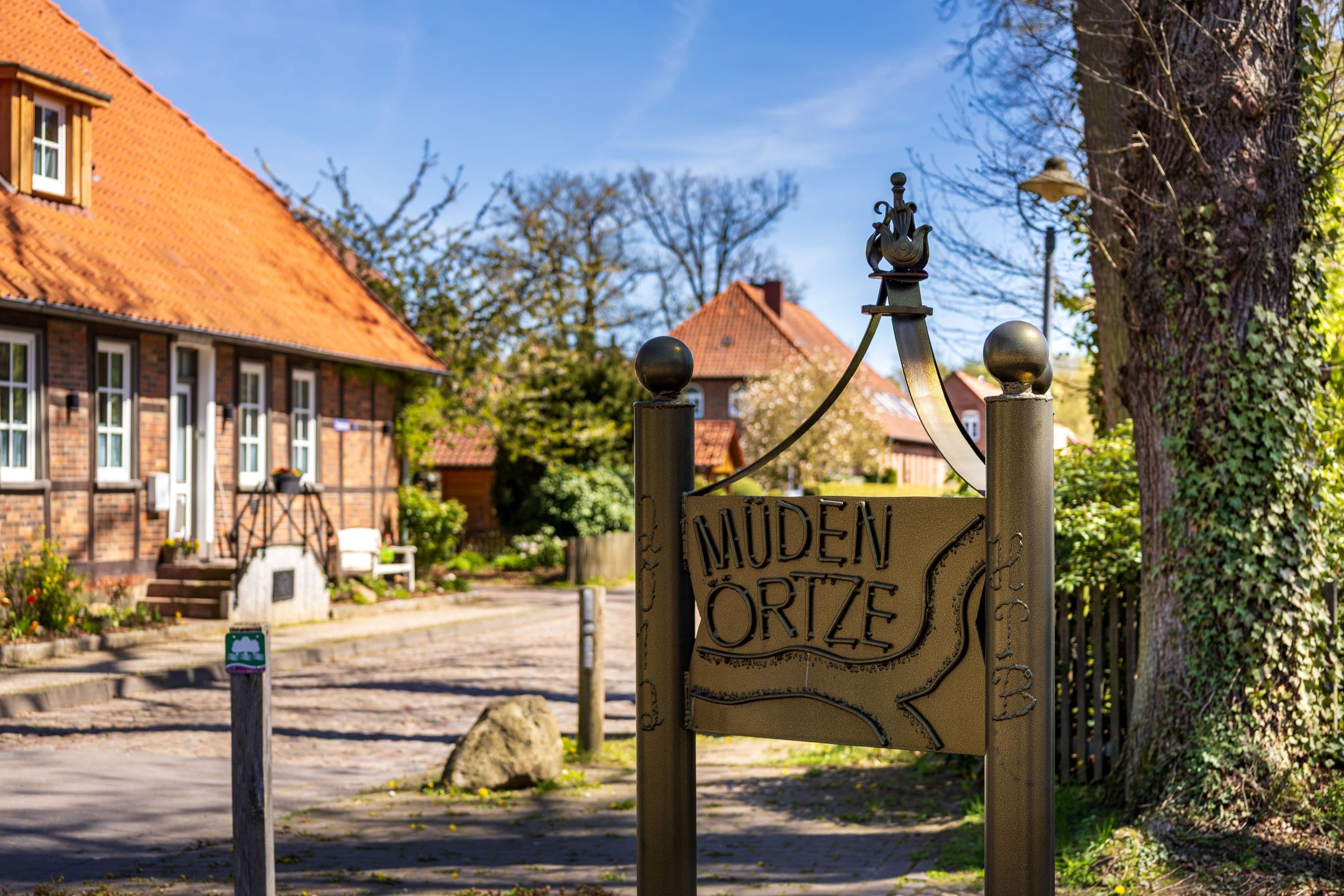 Alte Dorfstrasse in Müden (Örtze) im Frühling