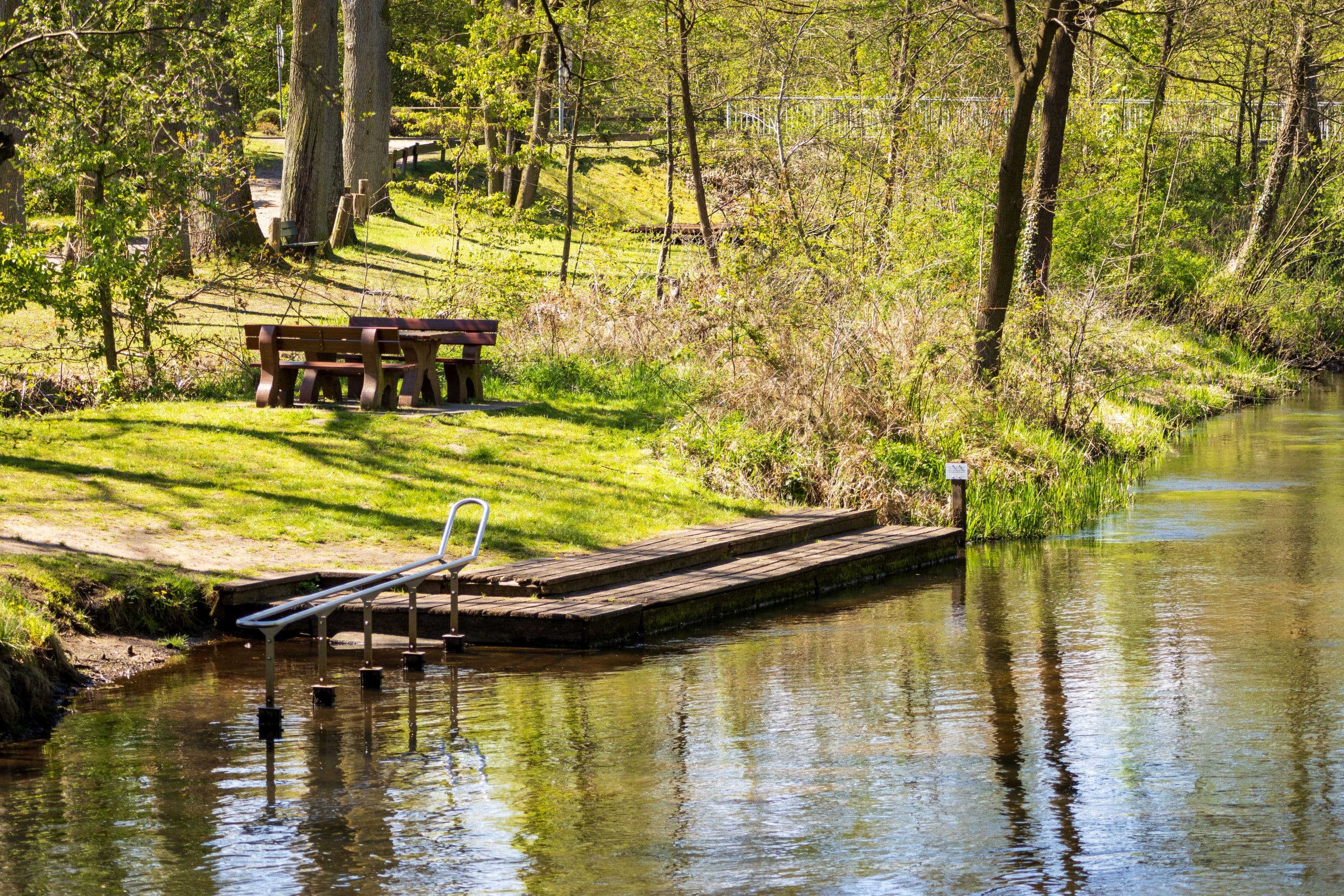 Picknicktisch an der Wassertretstelle in Müden (Örtze)
