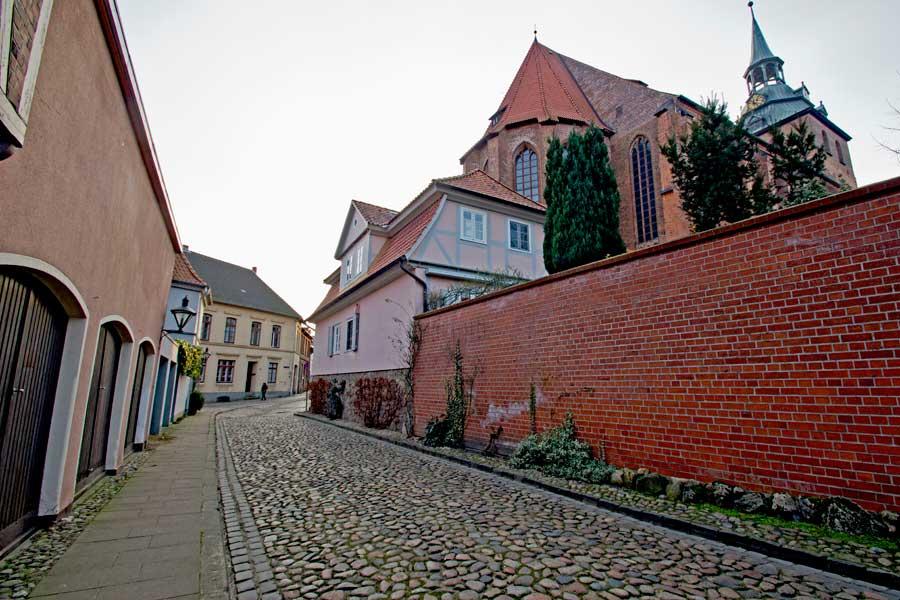 Umrahmt von Gebäuden in der Altstadt liegt die St Michalis Kirche in Lüneburg