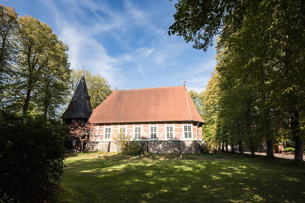 Die Kirche liegt in der Ortsmitte von Egestorf