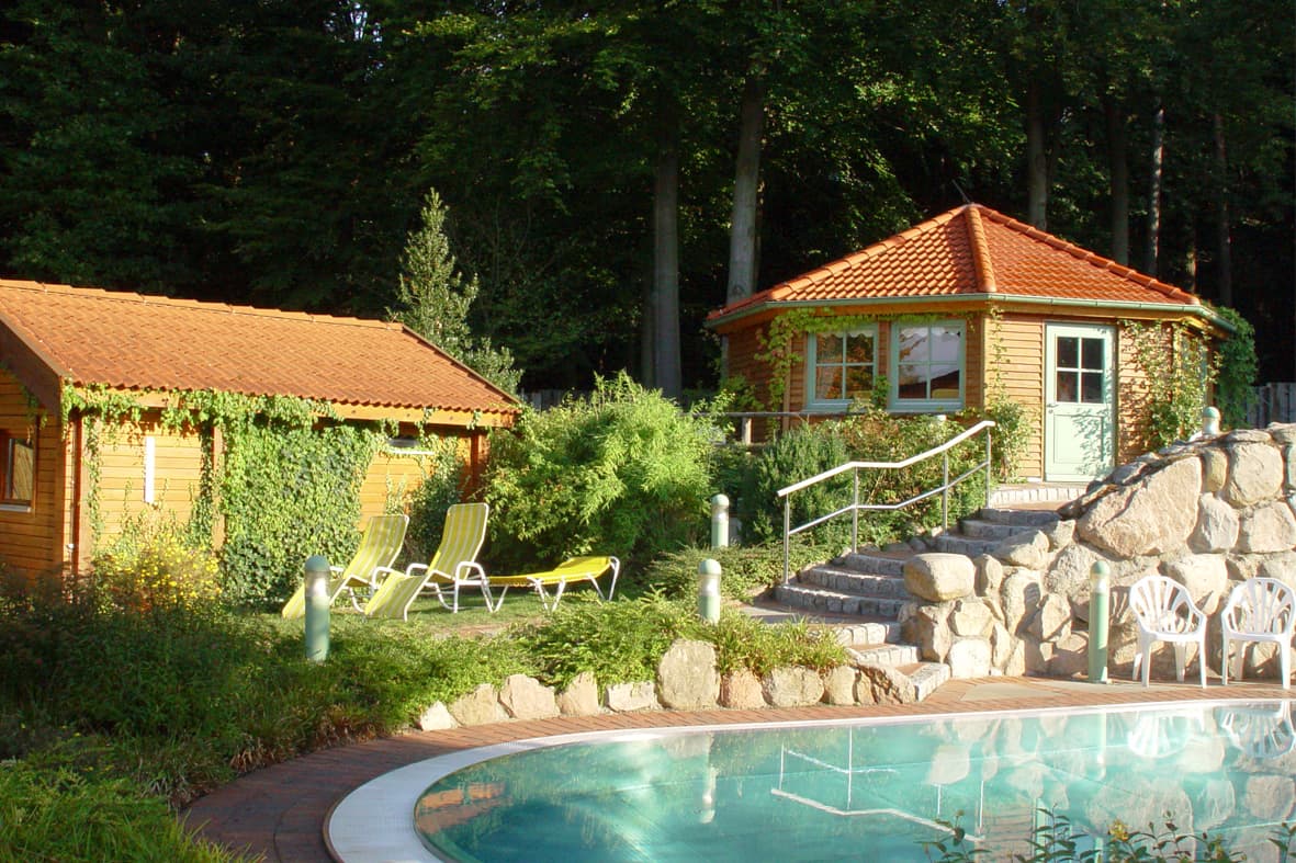 Kaminpavillon am Außenpool in der Soltau-Therme