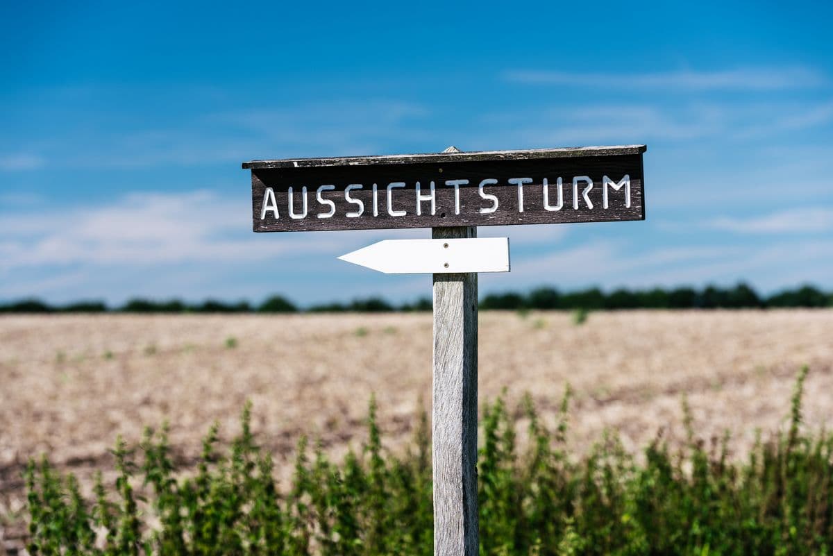 Schild für die Anreise zum Aussichtsturm Hösseringen