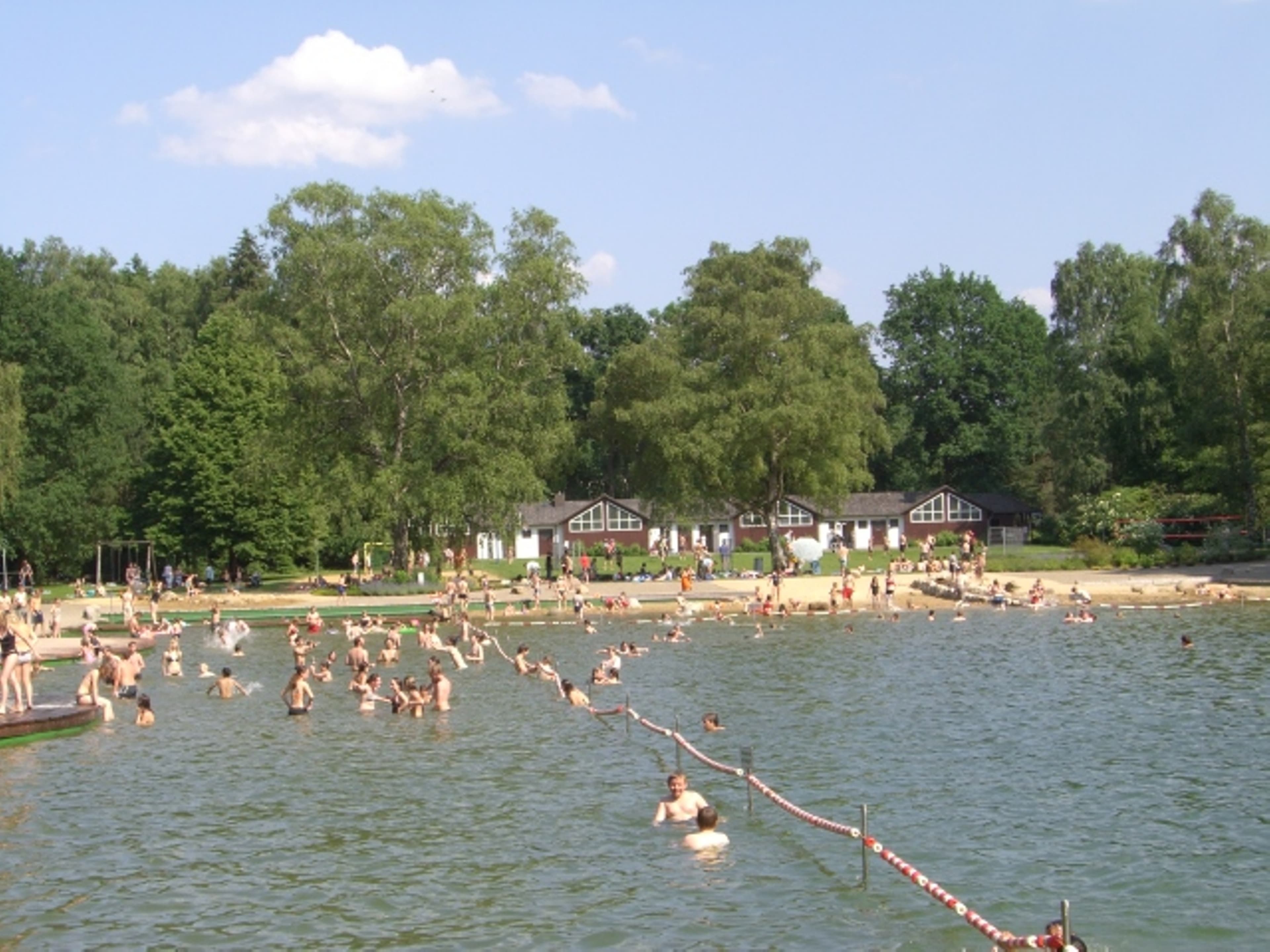 Beckenbereich des Naturfreibads "Quellenbad" in Schneverdingen