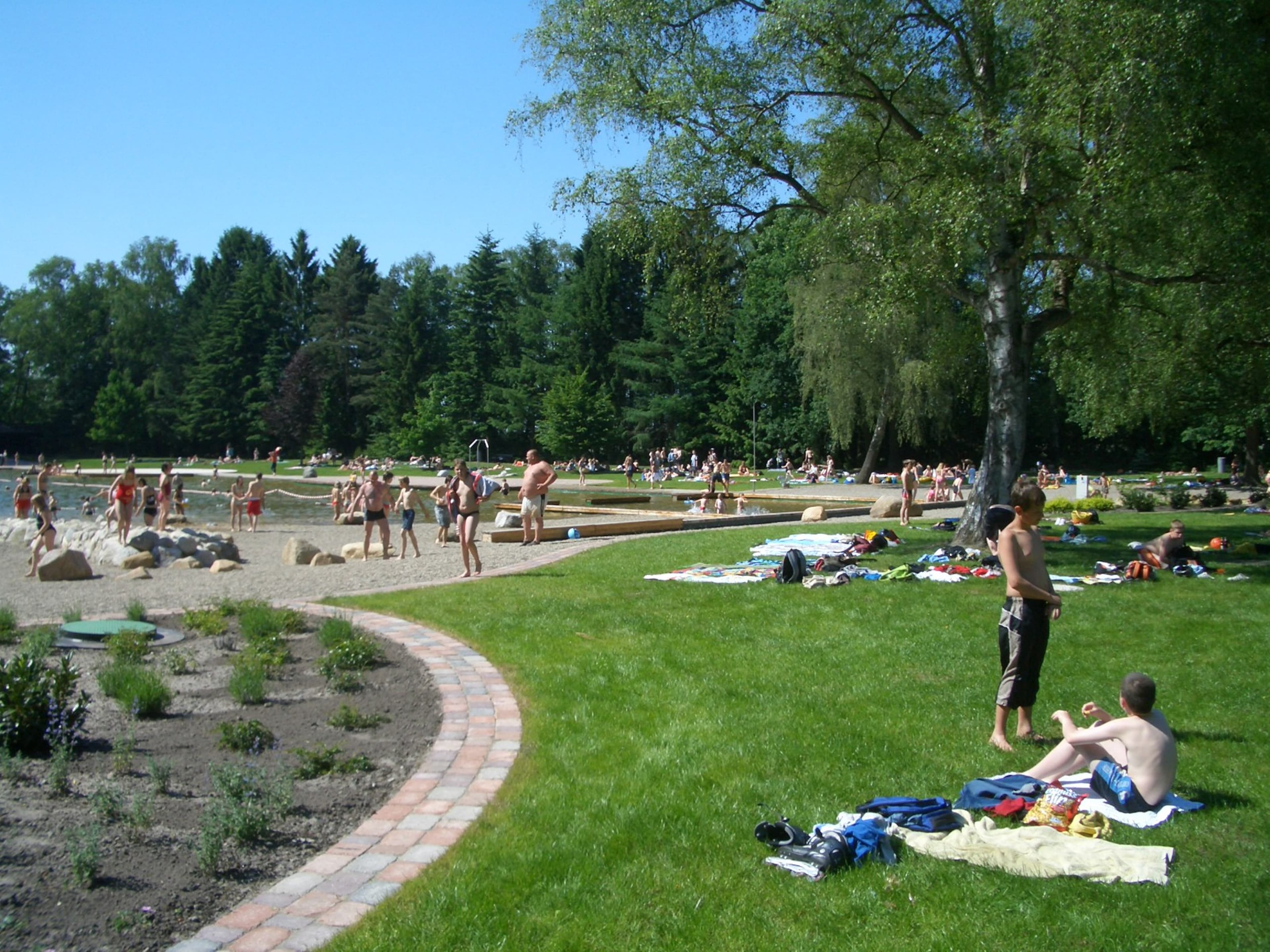 Liegewiese des Naturfreibads "Quellenbad" in Schneverdingen