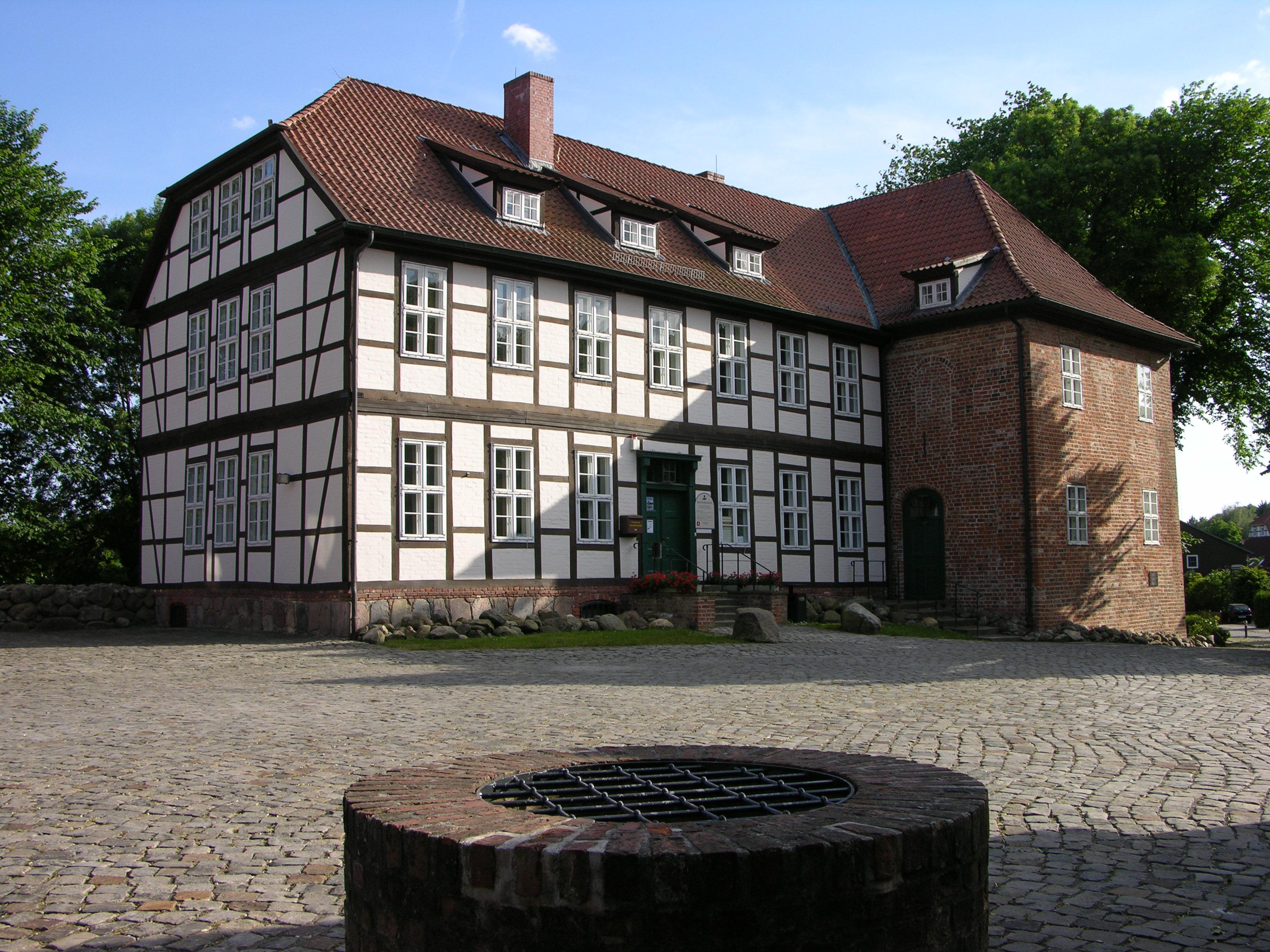 Hauptgebäude Burg 