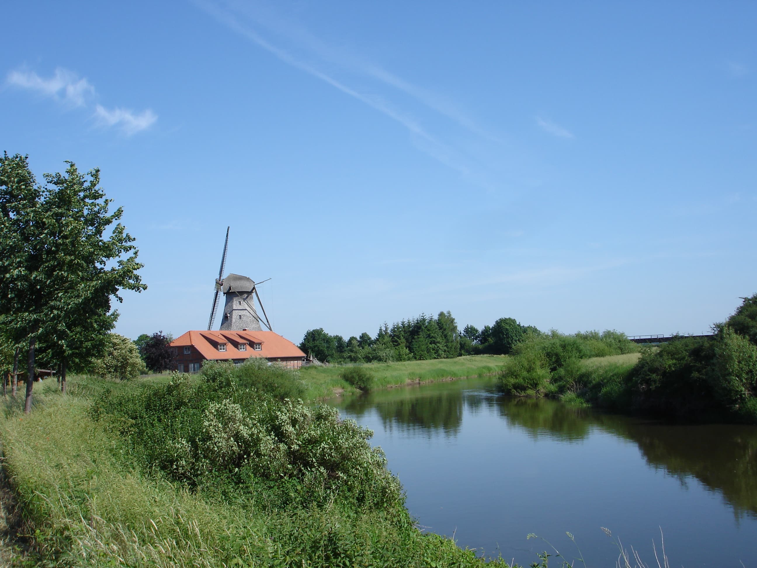 Holländerwindmühle am Leine-Ufer. Die Mühle befindet sich in Privatbesitz und ist nach Absprache zu besichtigen.