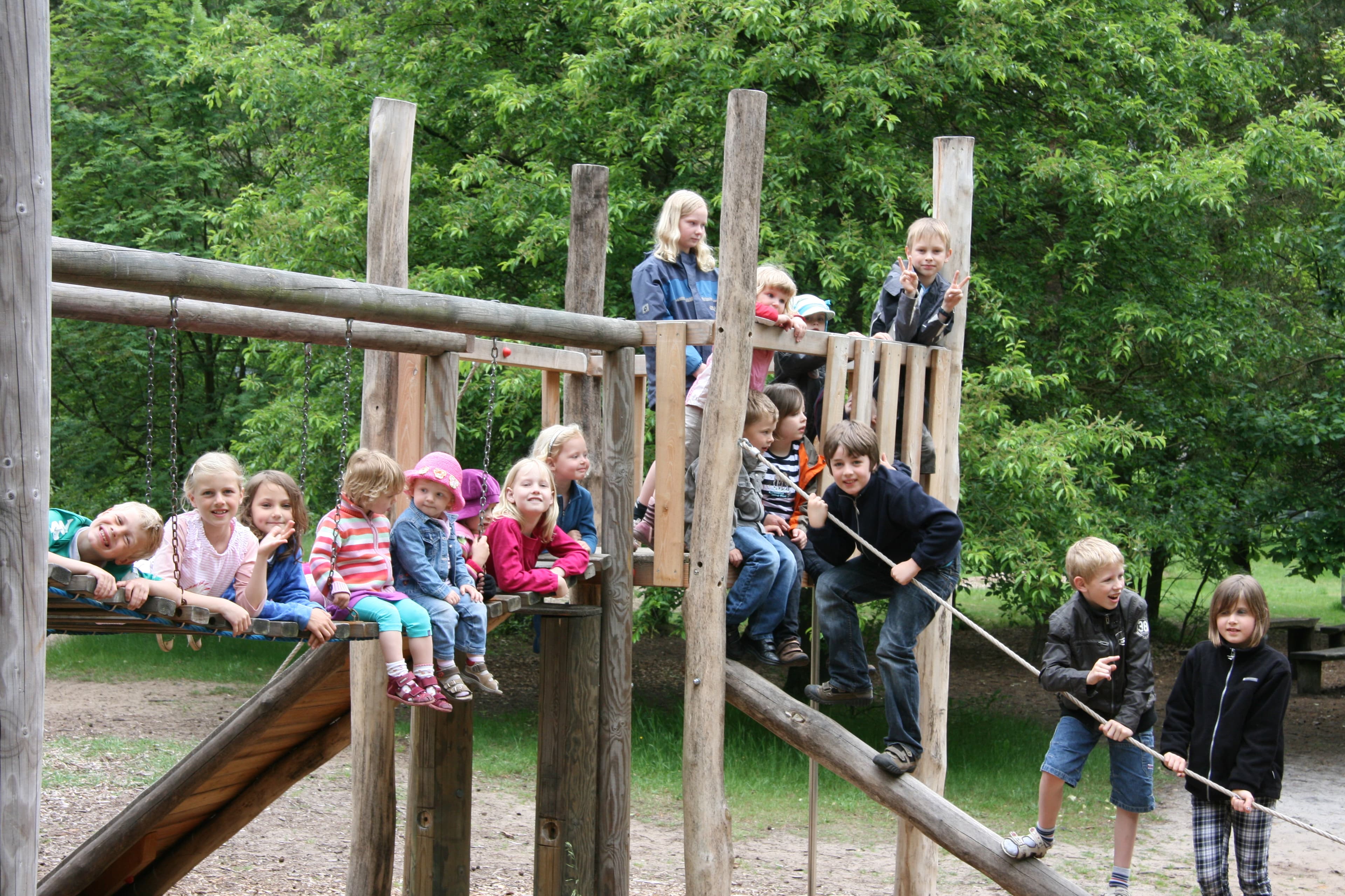 Kinder auf der Burg