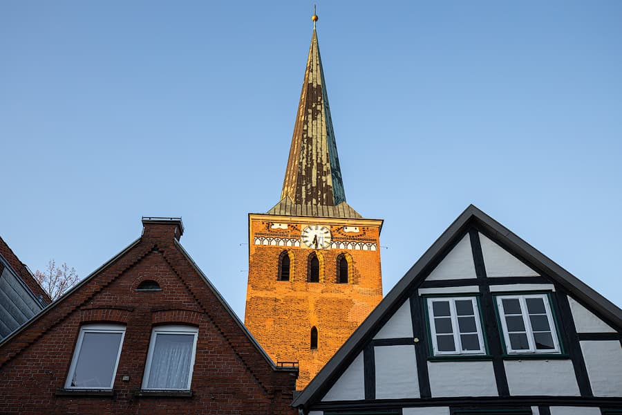 Die St.-Marien-Kirche im ersten Tageslicht