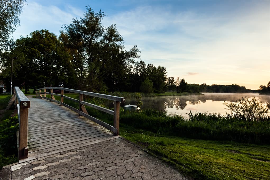 Der Heidesee liegt mitten in Müden Örtze am Heidschnuckenweg