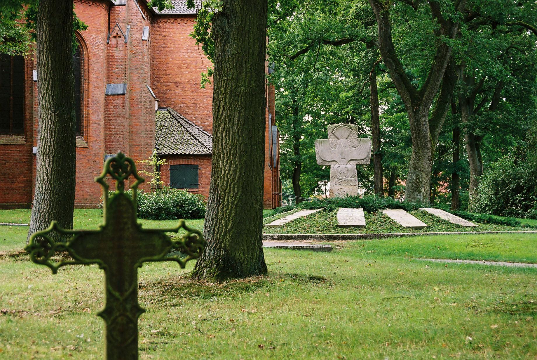 St.-Jakobi-Kirche: Kriegerdenkmal an der Kirche