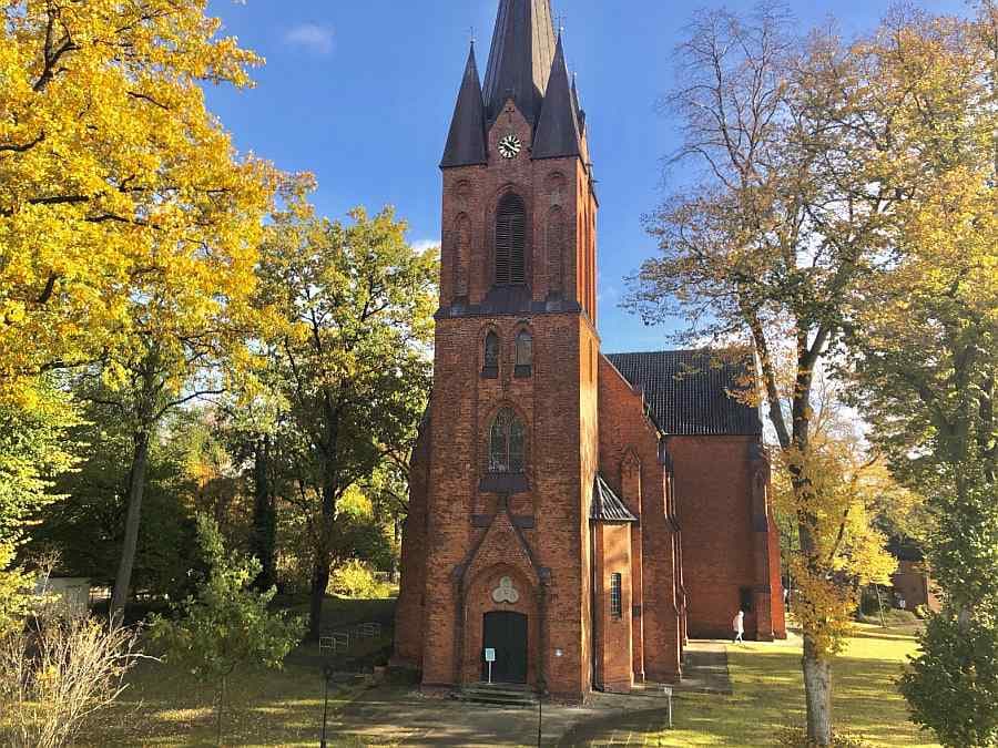 Hanstedt, St. Jakobi Kirche, Vorderansicht, Herbst, 28.10.20