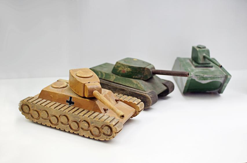 Spielzeugpanzer aus Holz