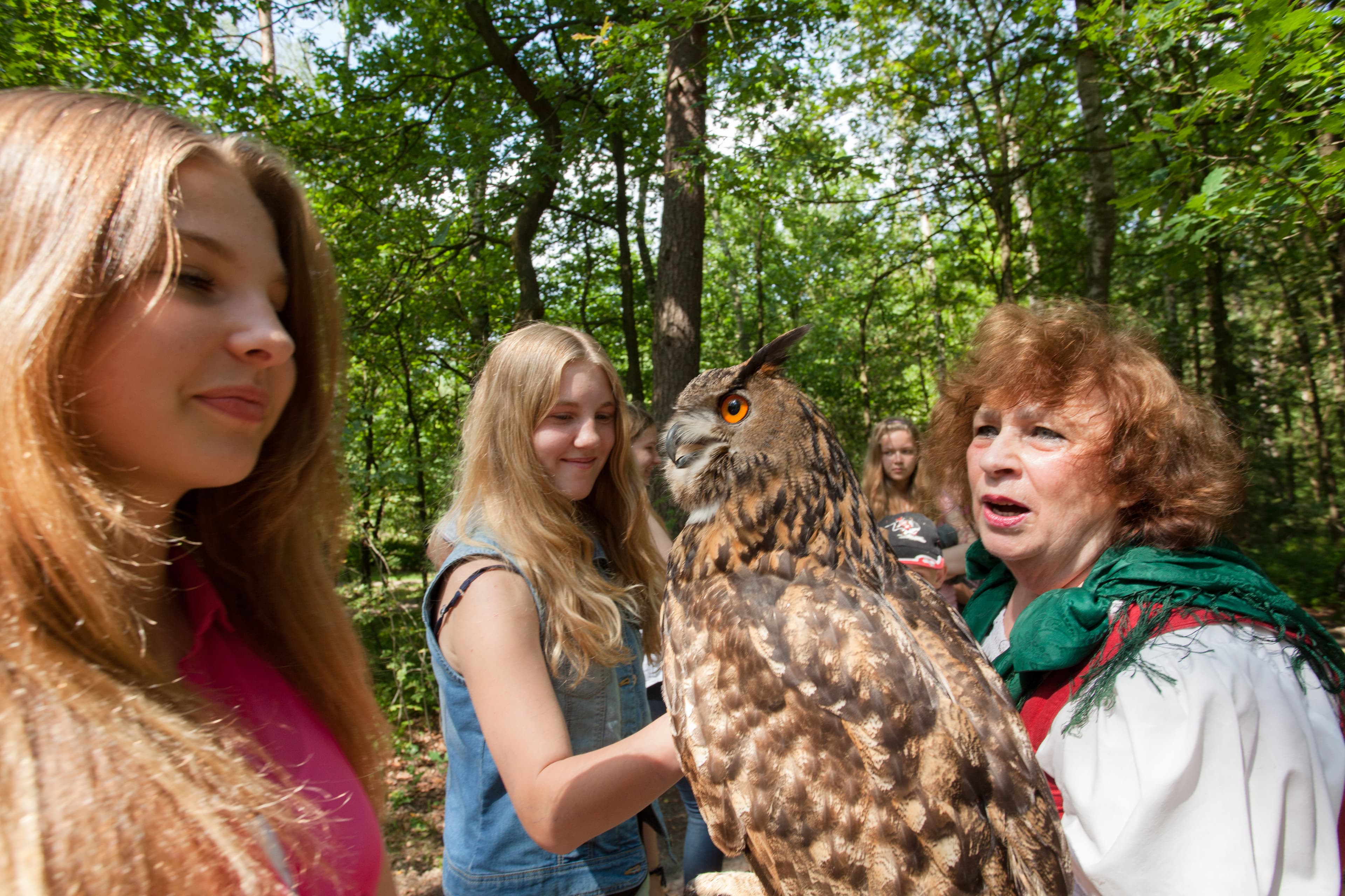 Besucher im Greifvogelgehege