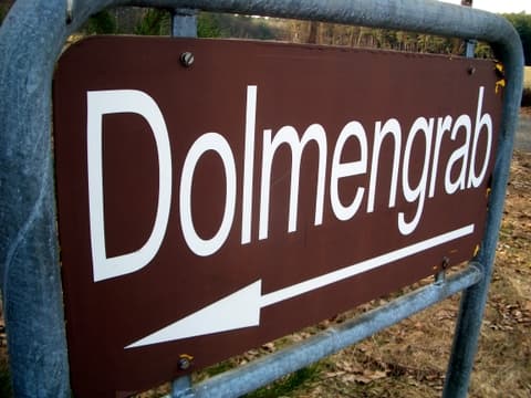 Hinweisschild zum "Dolmengrab"