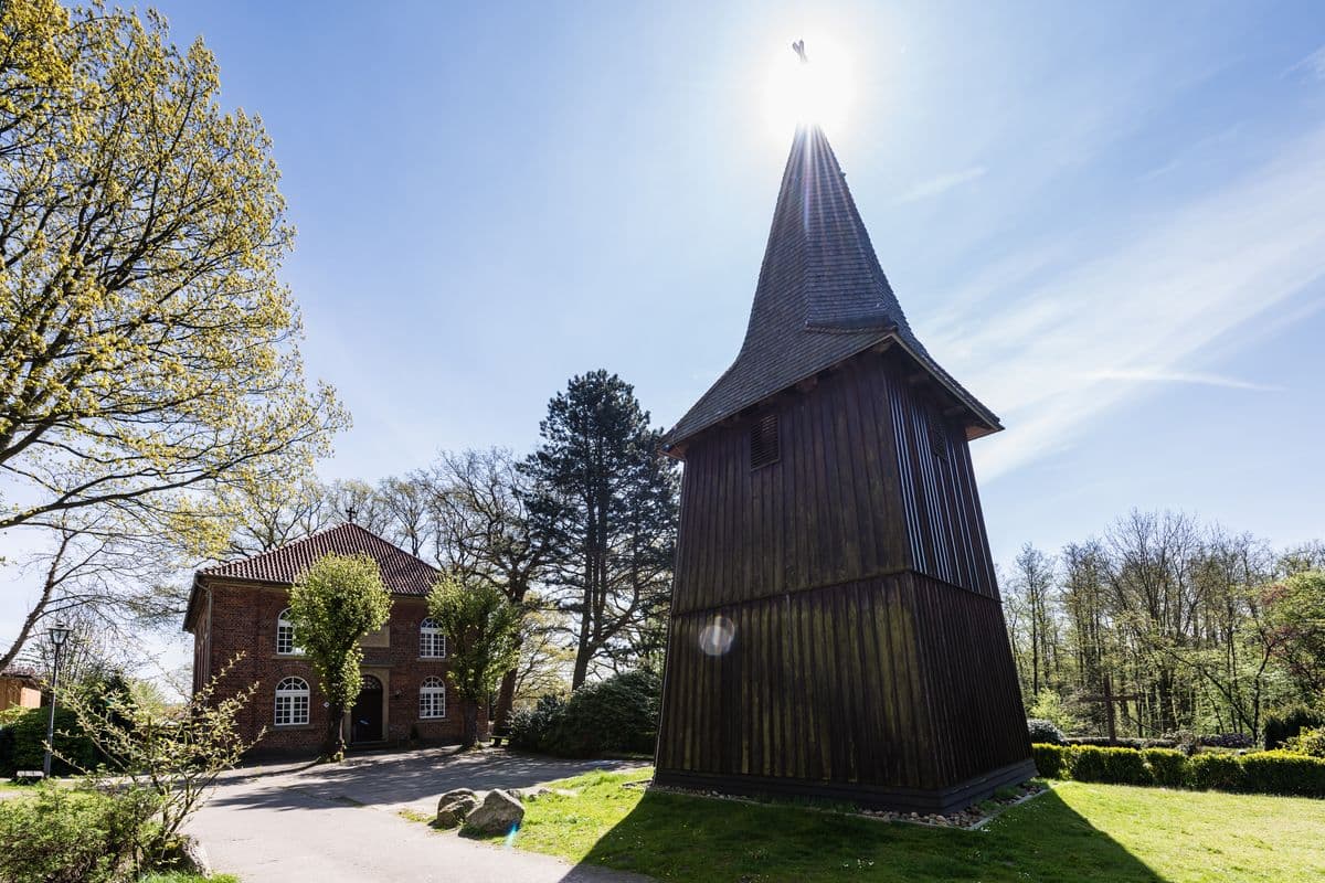 St. Martin Kirche mit Glockenturm in Jesteburg